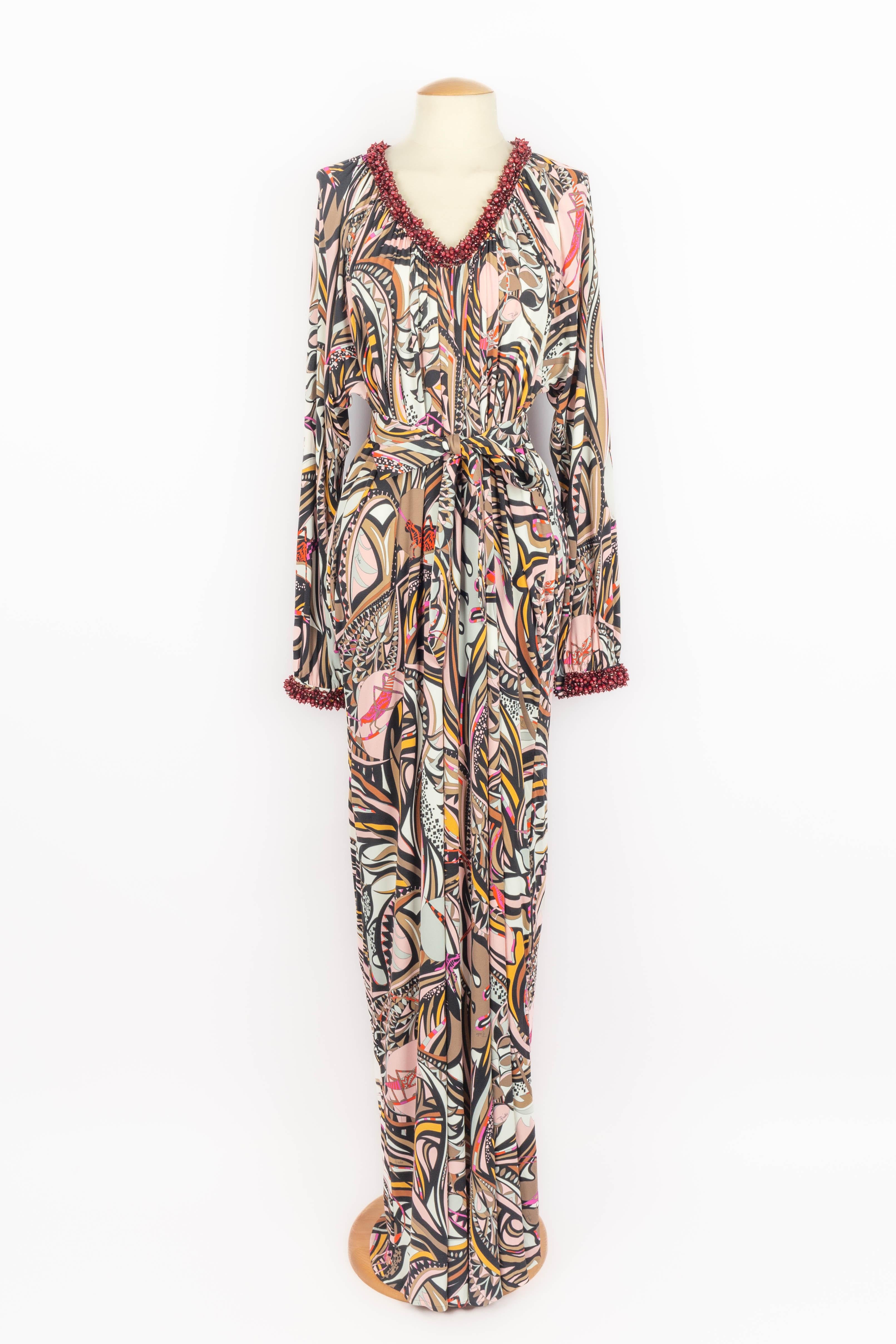 PUCCI - (Made in Italy) Vestido largo de viscosa elástica y seda con estampado de hojas e insectos. Cuello y bajo de las mangas cosidos con perlas y lentejuelas. Talla 40IT.

Estado:
Muy buen estado

Dimensiones:
Anchura de los hombros: 41 cm -