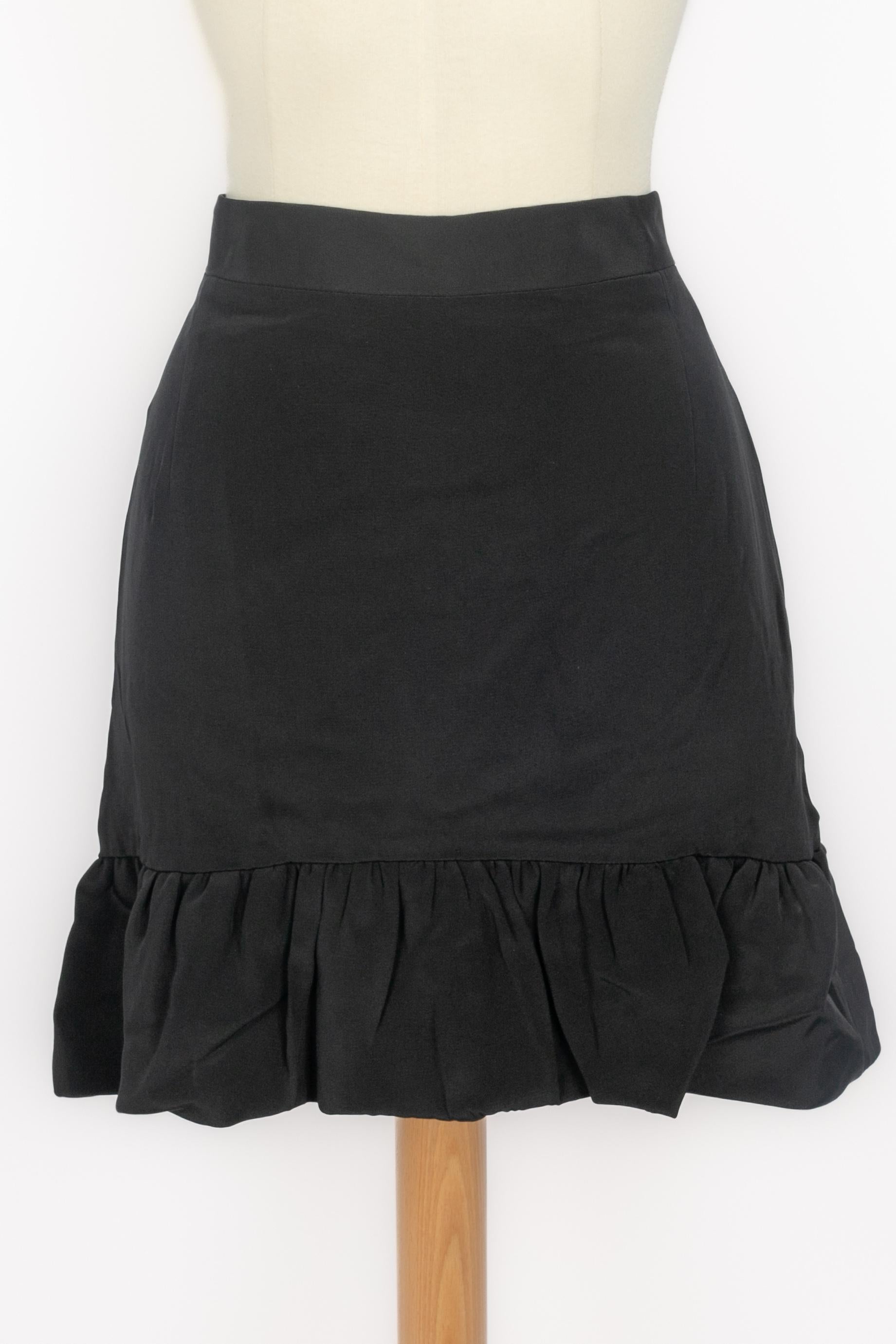 PUCCI - (Made in Italy) Short stretch silk skirt with flounces. Zip fastening. Size 42IT.

Condition:
Very good condition

Dimensions:
Waist: 36 cm - Length: 48 cm

SKU:FJ190