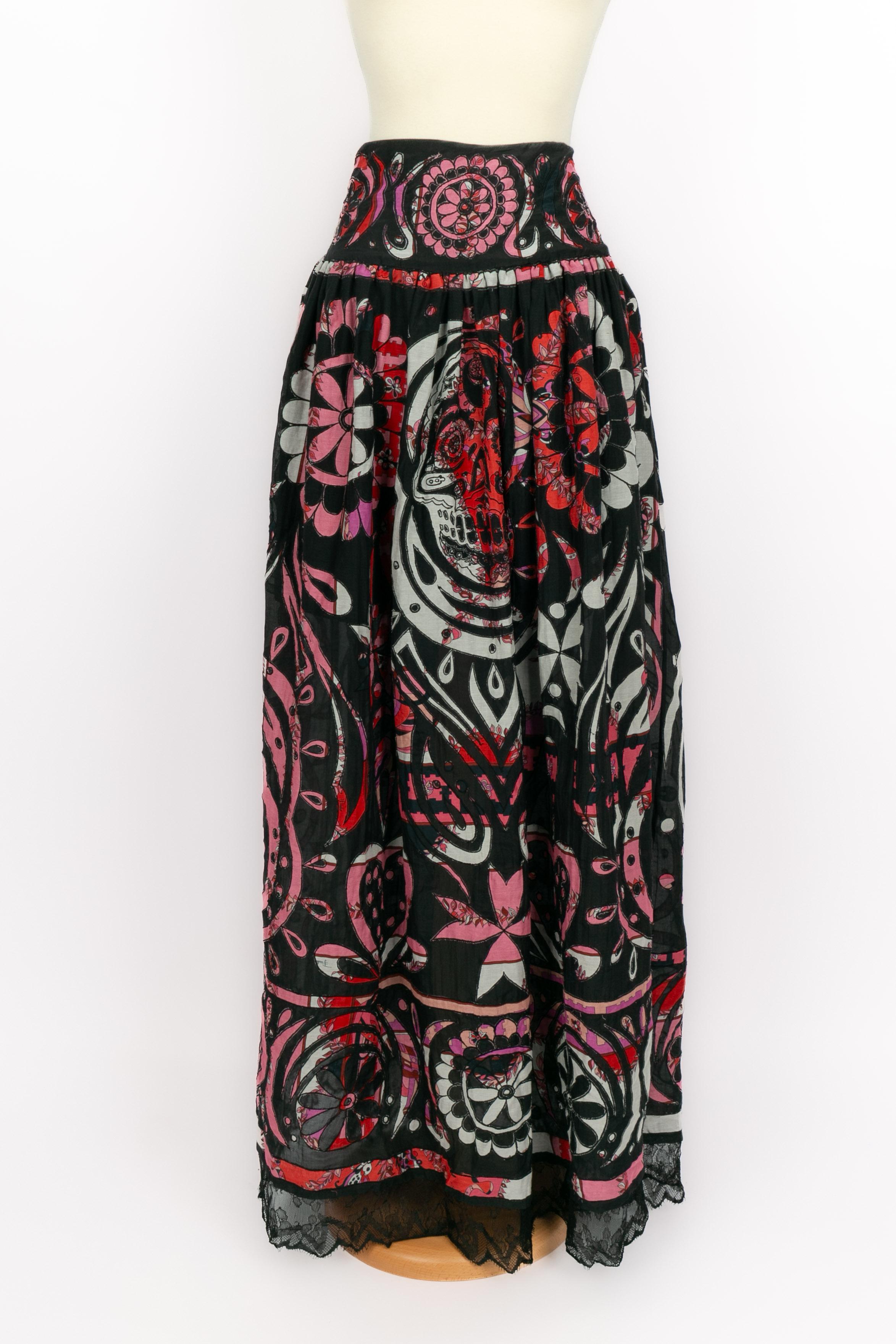 PUCCI - (Made in Italy) Black and red cotton skirt. Size 42IT. 2012 Spring-Summer Collection under the artistic direction of Peter Dundas.

Condition:
Very good condition

Dimensions:
Waist: 35 cm - Length: 115 cm

SKU:FJ164