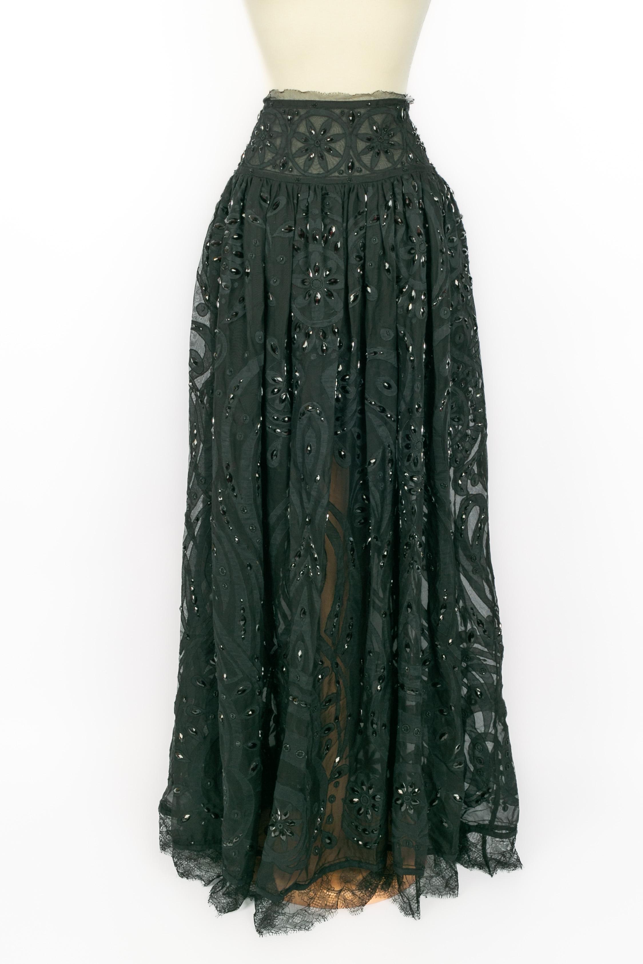 EMILIO PUCCI - (Fabriqué en Italie) Longue jupe en coton noir avec perles et strass noirs. Taille 42IT indiquée, elle correspond à un 38FR. Collection S 2012 printemps-été sous la direction artistique de Peter Dundas.

Condit :
Très bon
