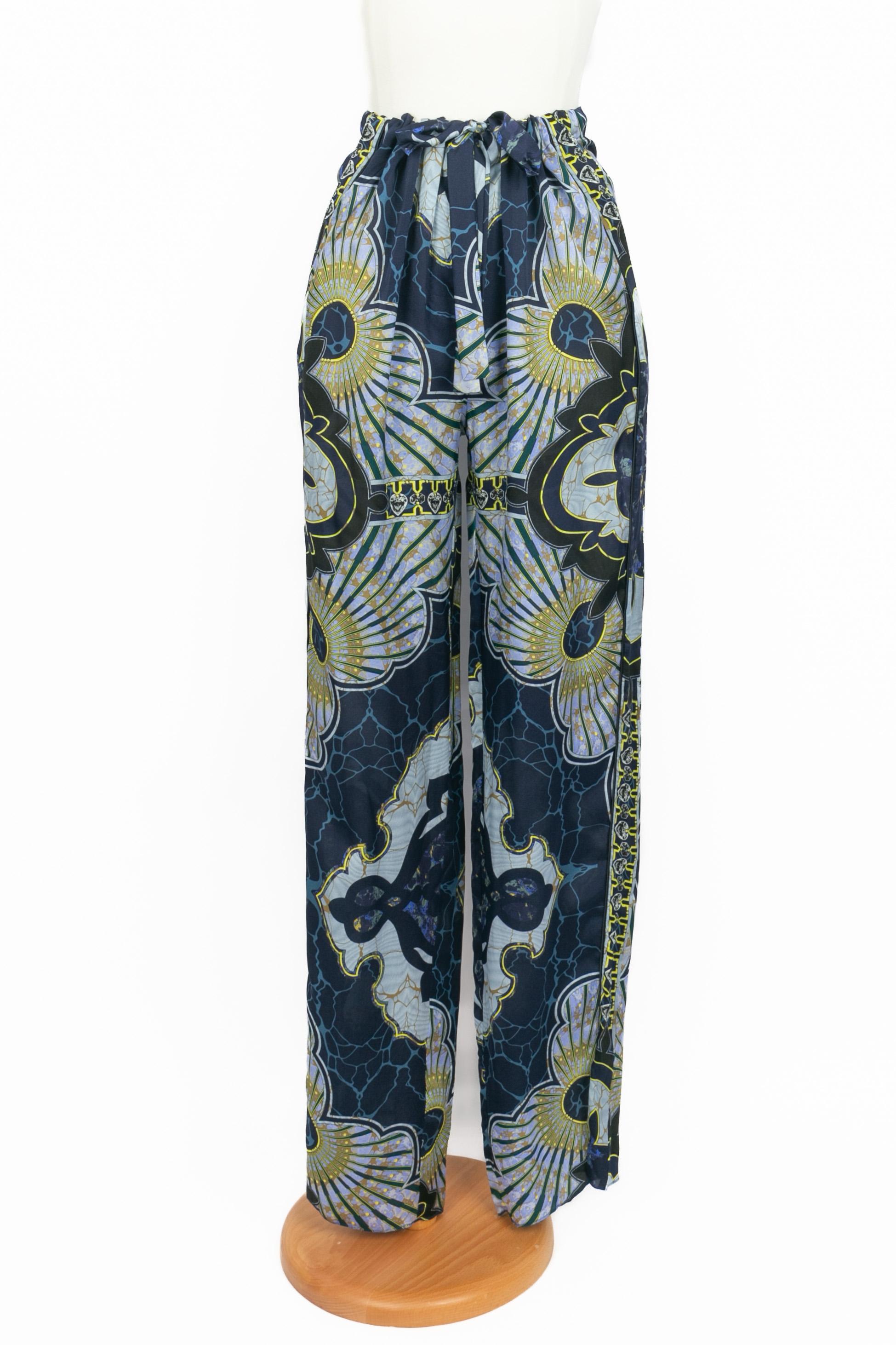 PUCCI - (Made in Italy) Halbtransparente, fließende Seidenhose mit Blumen- und Steinmuster in Blau-, Lila- und Gelbtönen. Gummizug in der Taille. Größe 40IT.

Bedingung:
Sehr guter Zustand

Abmessungen:
Taille: 35 cm - Länge: 115 cm

SKU:FJ180