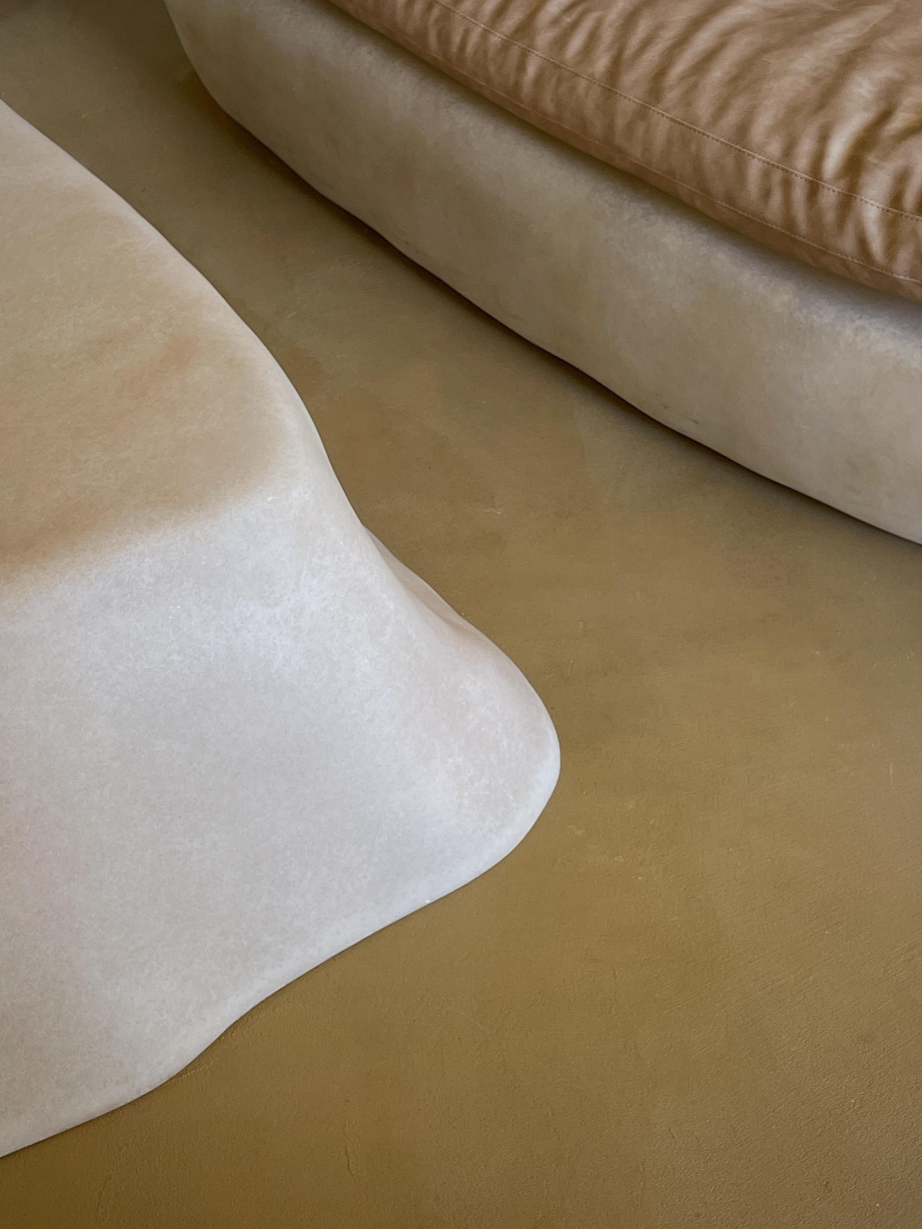 Einzigartiger Couchtisch aus natürlichem, beigefarbenem Fiberglas in Pudding-Form von kar im Angebot 3