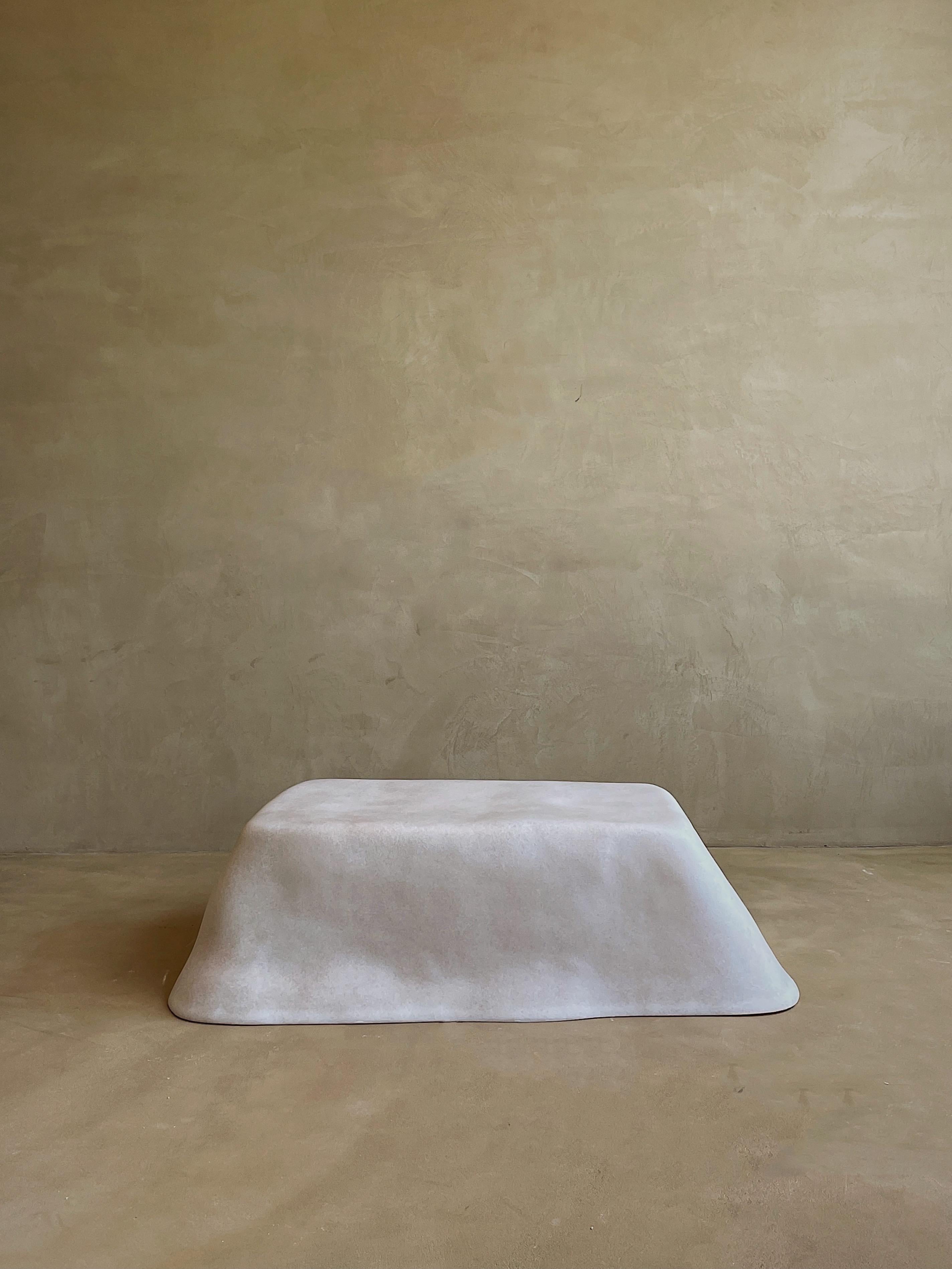 Pudding Couchtisch von kar
Abmessungen: B 120 x T 75 x H 34 cm
MATERIALIEN: FRP


Kar ist die Wurzel des Sanskritwortes Karma und bedeutet karmische Wiederholung. Wir suchen nach Ursache und Wirkung in der Ästhetik, inspiriert von der Vergangenheit,