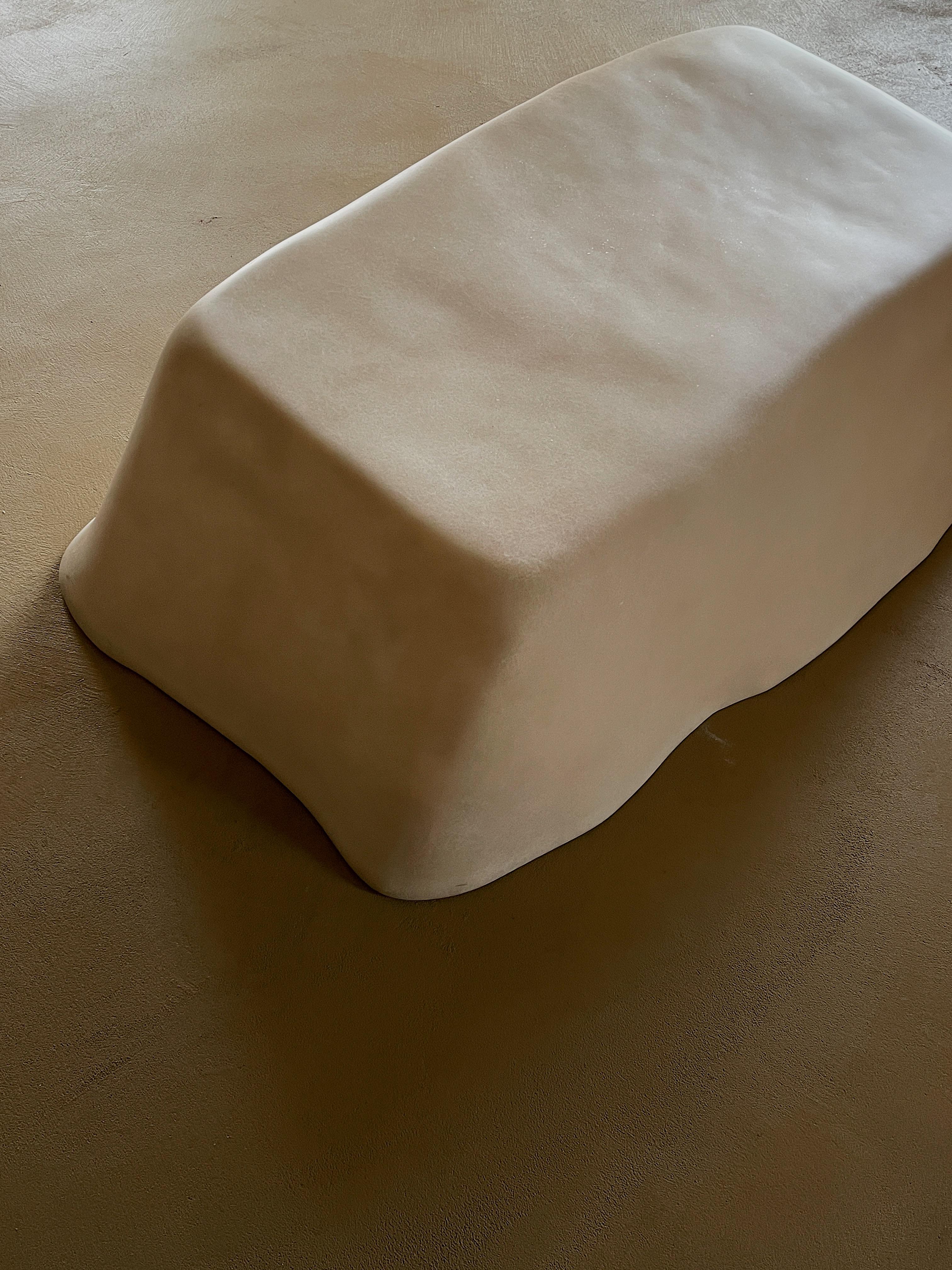 Einzigartiger Couchtisch aus natürlichem, beigefarbenem Fiberglas in Pudding-Form von kar (21. Jahrhundert und zeitgenössisch) im Angebot