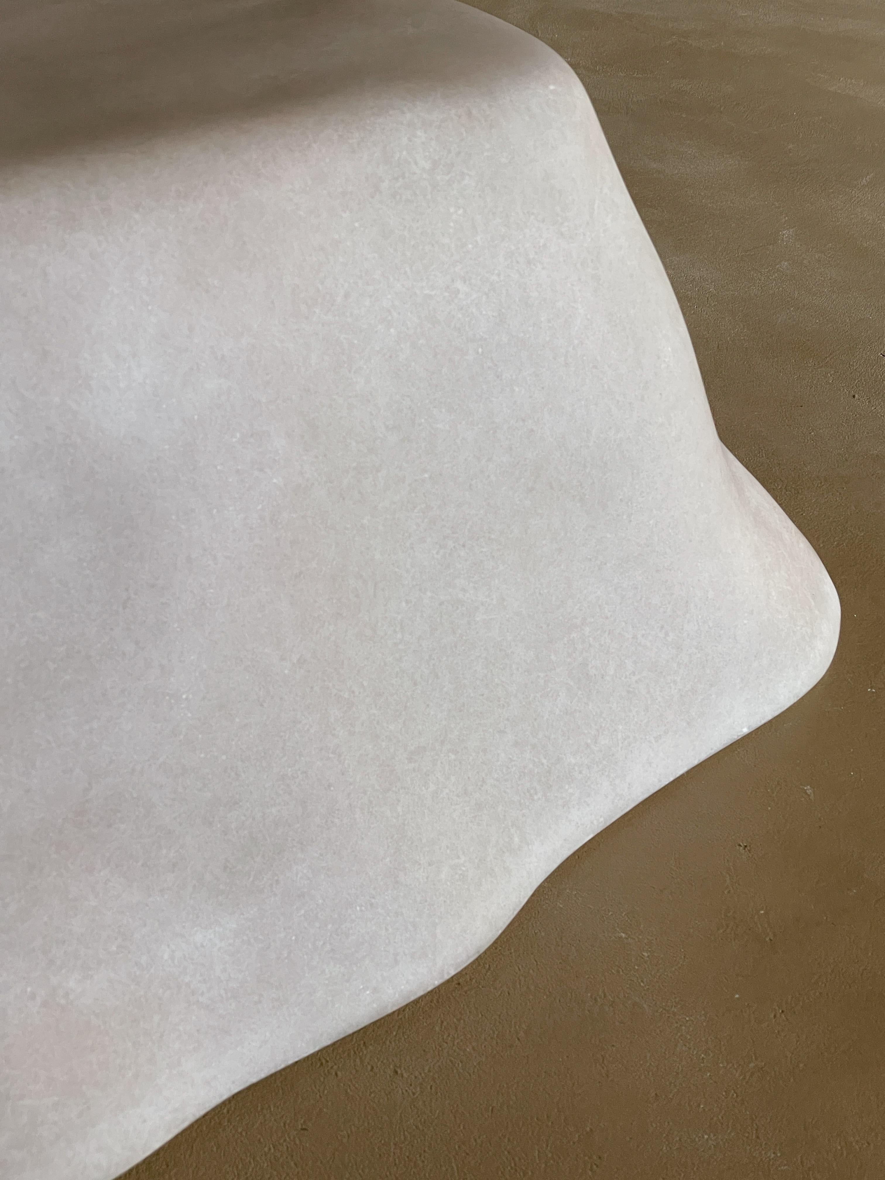 Einzigartiger Couchtisch aus natürlichem, beigefarbenem Fiberglas in Pudding-Form von kar (Glasfaser) im Angebot