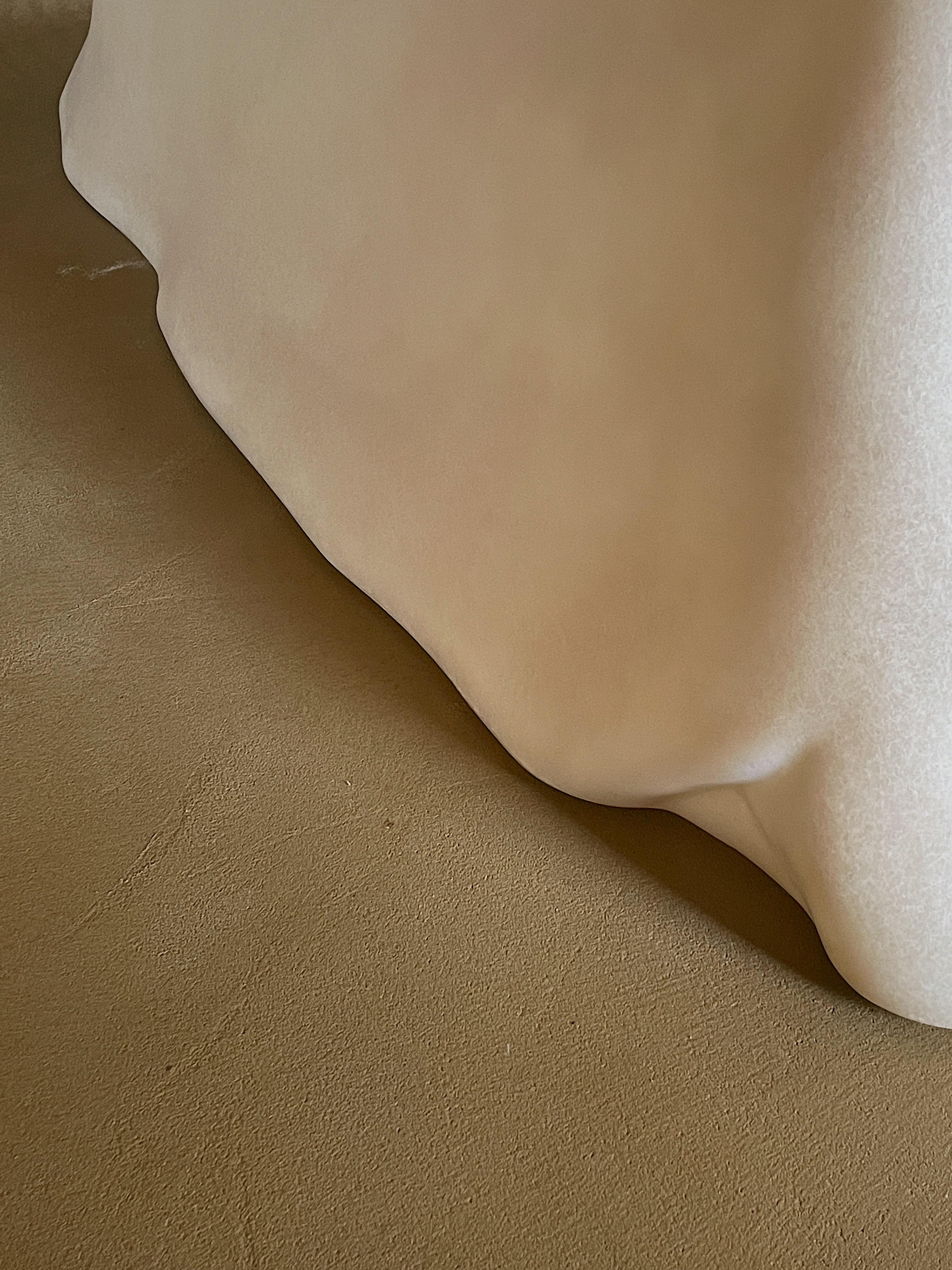 Einzigartiger Couchtisch aus natürlichem, beigefarbenem Fiberglas in Pudding-Form von kar im Angebot 1