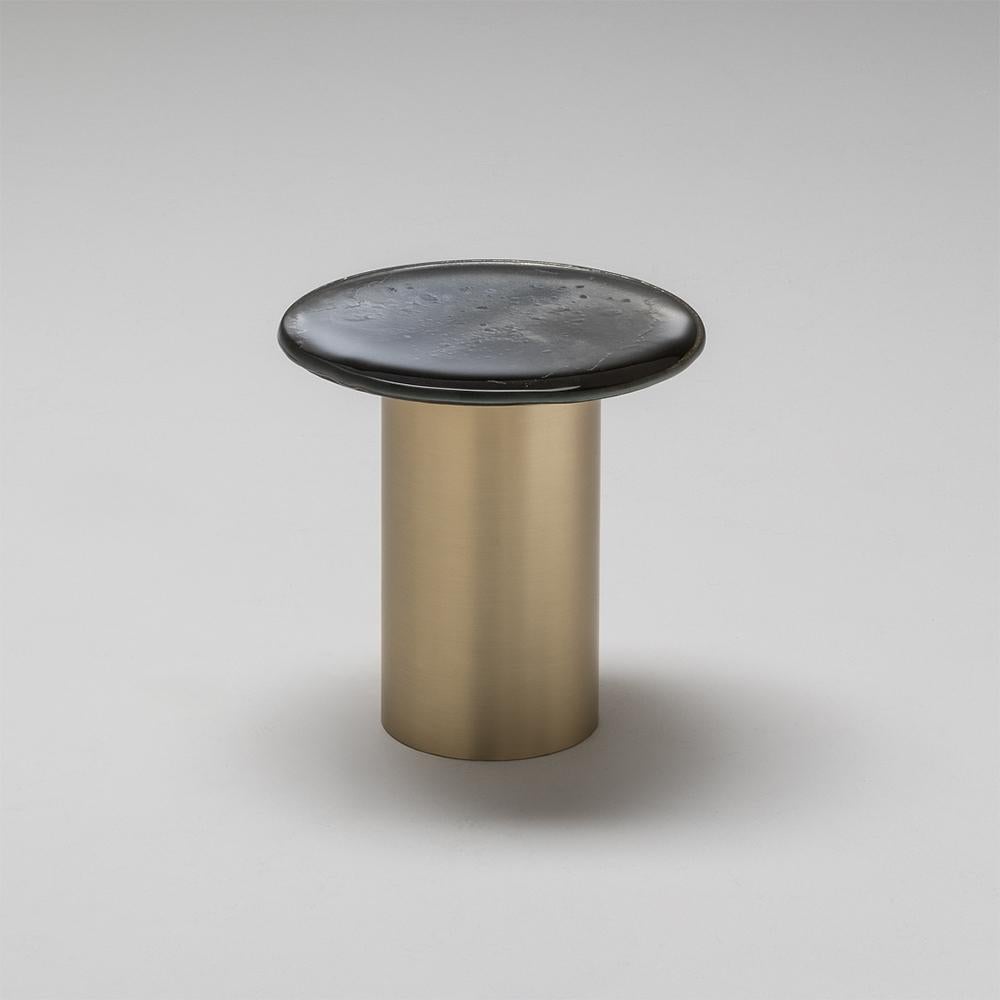 Table d'appoint Puddle Medium avec structure en fer brossé 
finition en laiton. Avec dessus en verre cuit en deux couches avec 
bords irréguliers, dégradé peint de l'or au transparent 
et argenté en finition antique lourde.