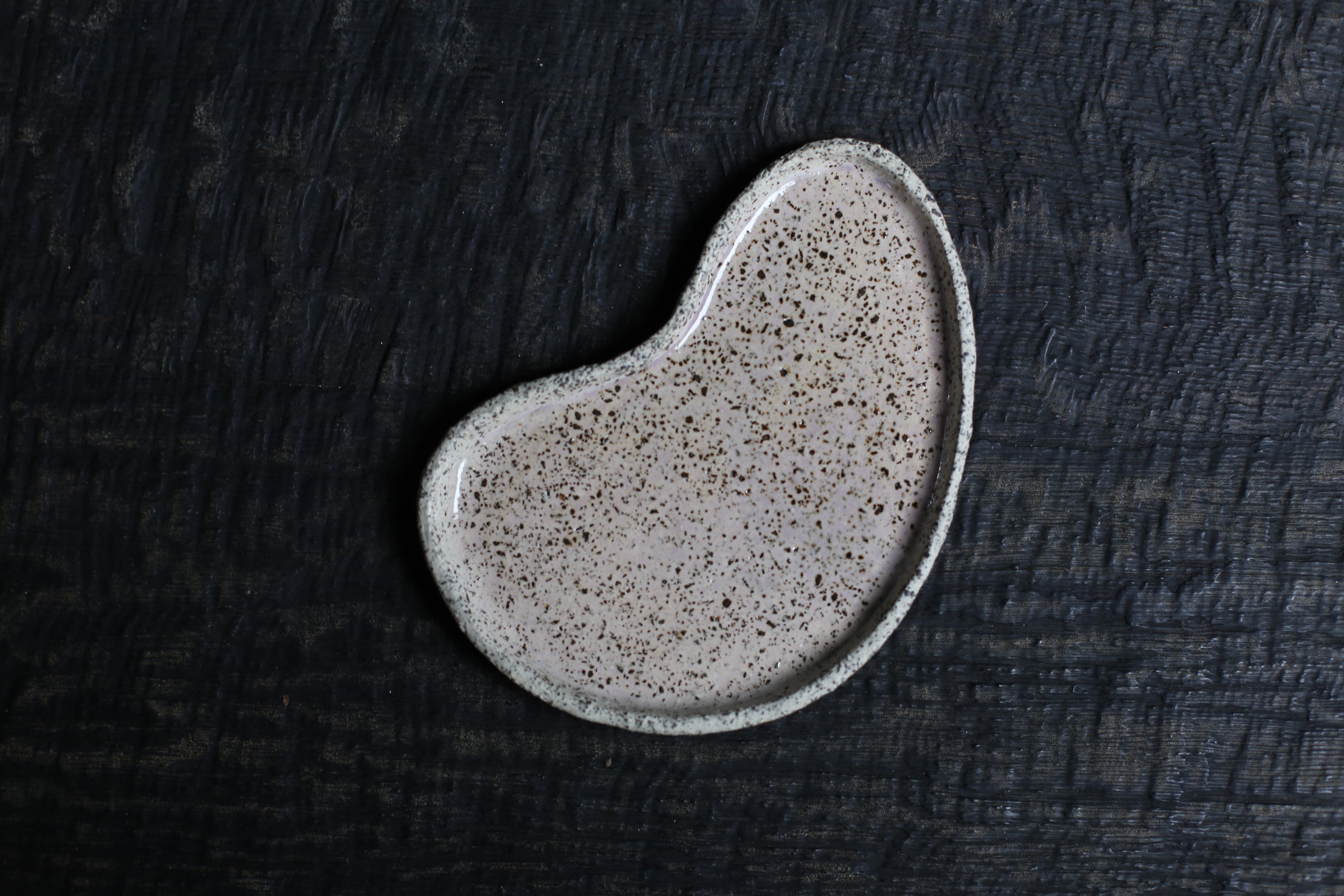 Puddle Plate in Stracciatella Clay and pale Lilac Glaze, small
2022s / Belgium
Size : W160, D110 mm
Artist : Sigrid Volders


[Sigrid Volders]
Based in Antwerp, Belgium, she works vigorously as a ceramic artist, mainly as a hair-making artist