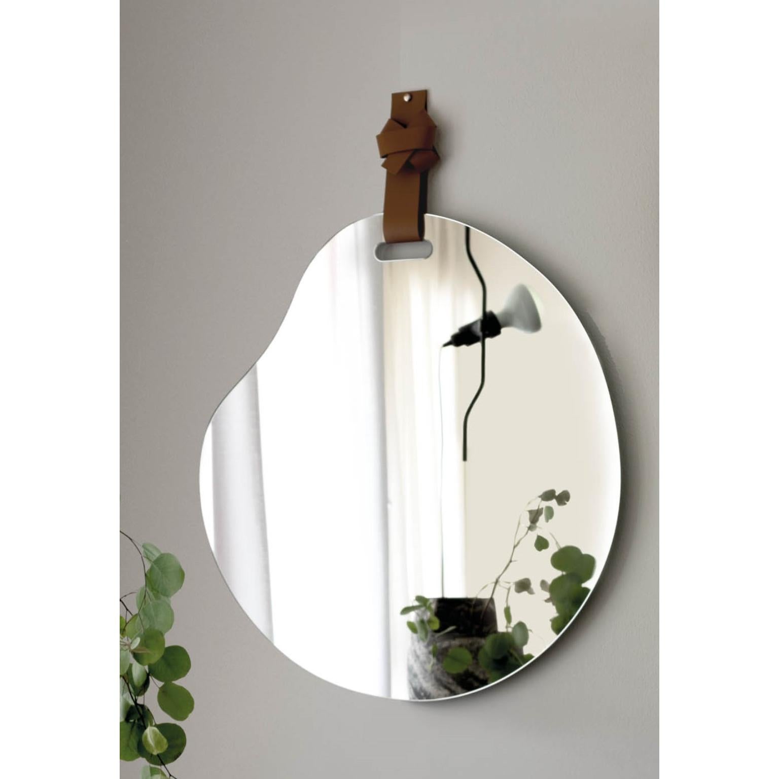 Puddle Regular Wall Mirror by Studionudo
Dimensions: Ø 75 x H 93,5 cm.
Materials: Leather and mirror.

Different materials and sizes are available. Dimensions may vary. Please contact us.

Studionudo was born to transform raw materials into objects