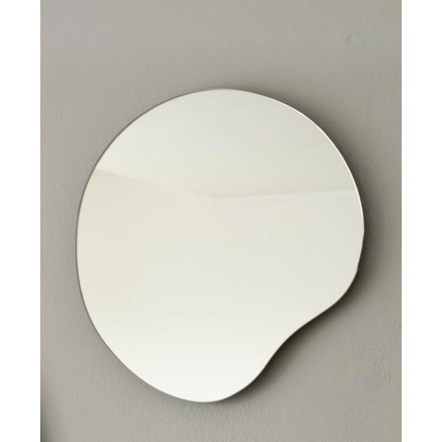 Petit miroir mural Puddle par Studionudo
Dimensions : Ø 45 cm.
MATERIAL : Miroir.

Différents matériaux et tailles sont disponibles. Les dimensions peuvent varier. Veuillez nous contacter.

Studionudo est né pour transformer des matières premières