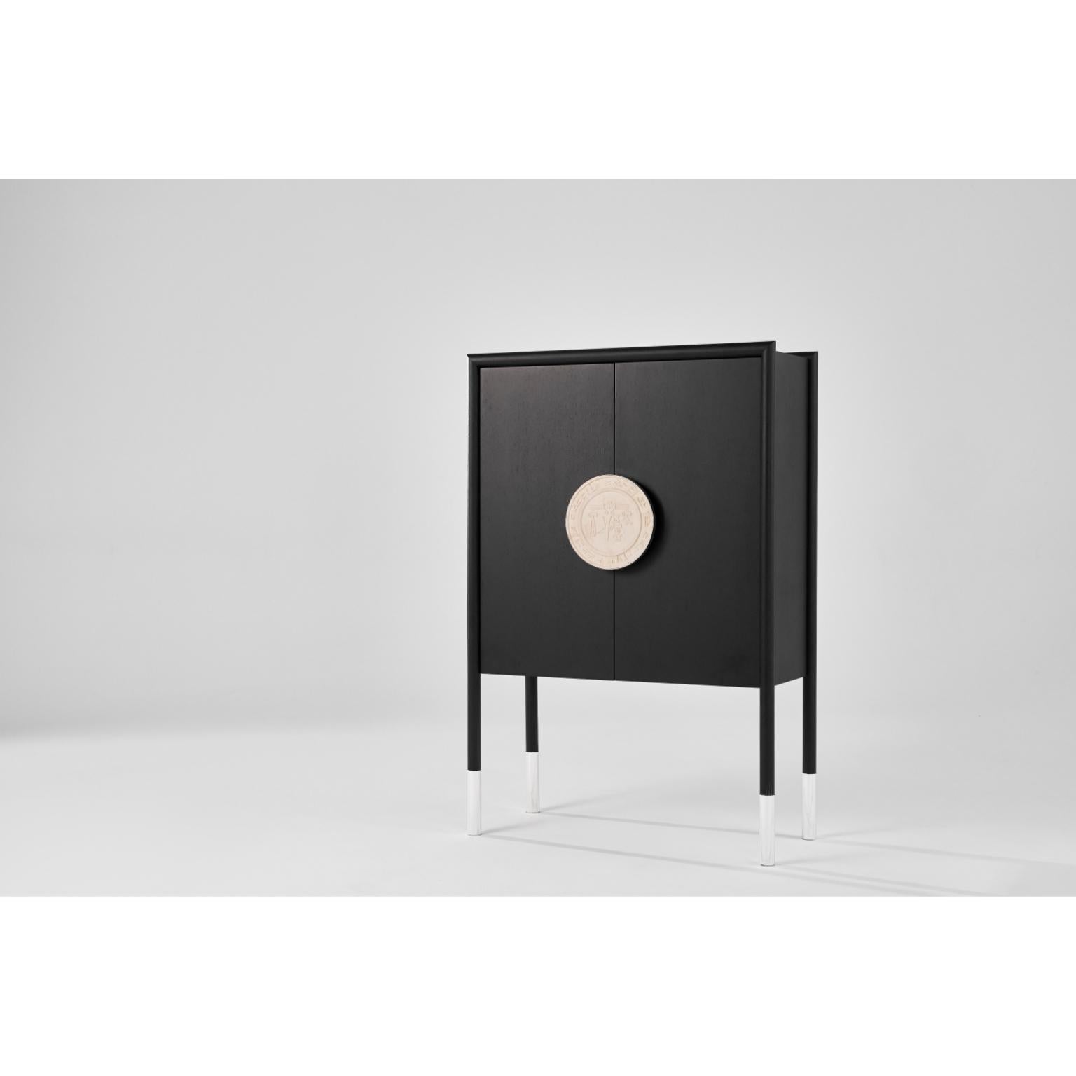 Mobile per liquori Puduhepa in impiallacciato Oak Alpi, ottone placcato argento e pietra di Marau
Dimensioni: P 45 x L 100 x H 150 cm.
Materiali: Impiallacciatura di rovere Alpi, pietra e ottone argentato.

COLLEZIONE HITTITA
Abbiamo voluto