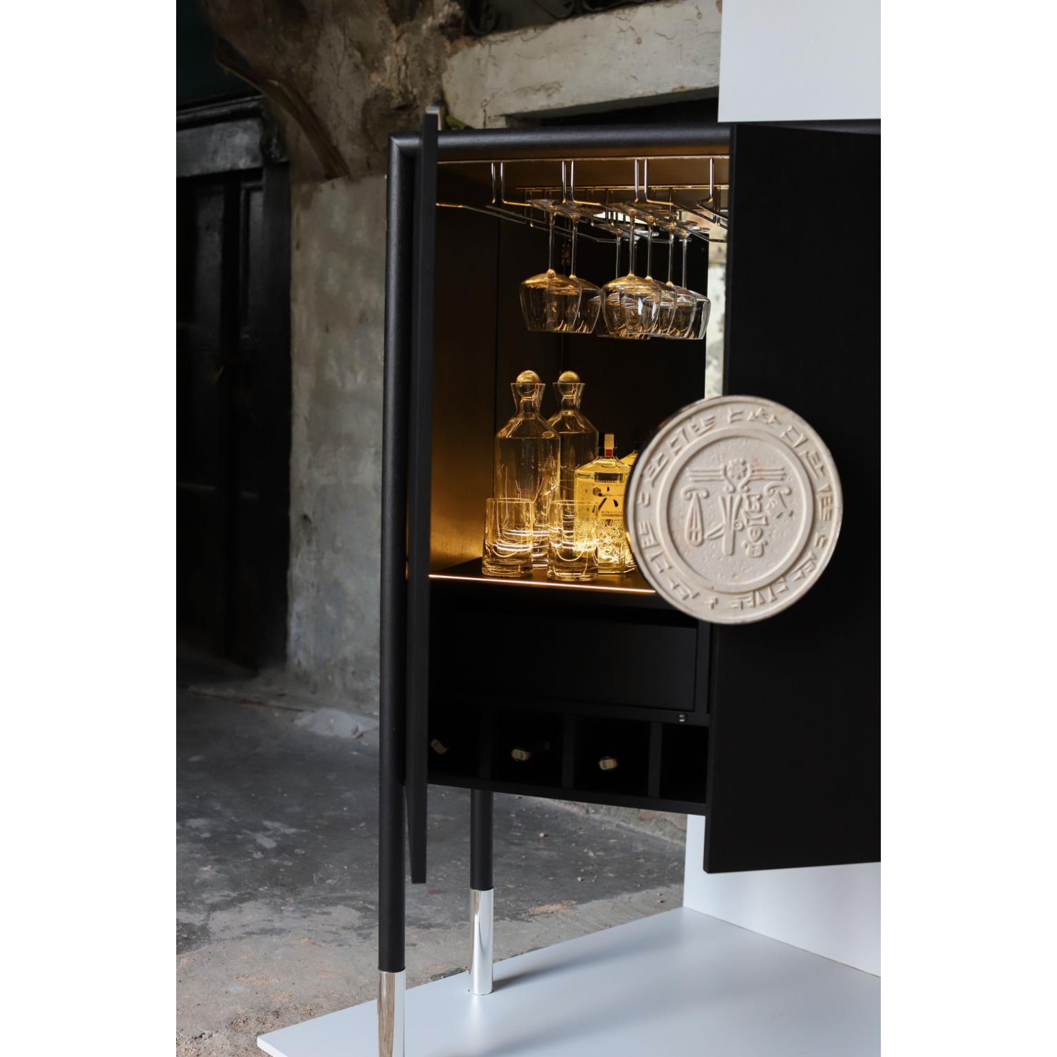 Mobile per liquori Puduhepa in impiallacciato Oak Alpi, ottone placcato argento e pietra di Marau In condizioni Nuovo in vendita a Geneve, CH