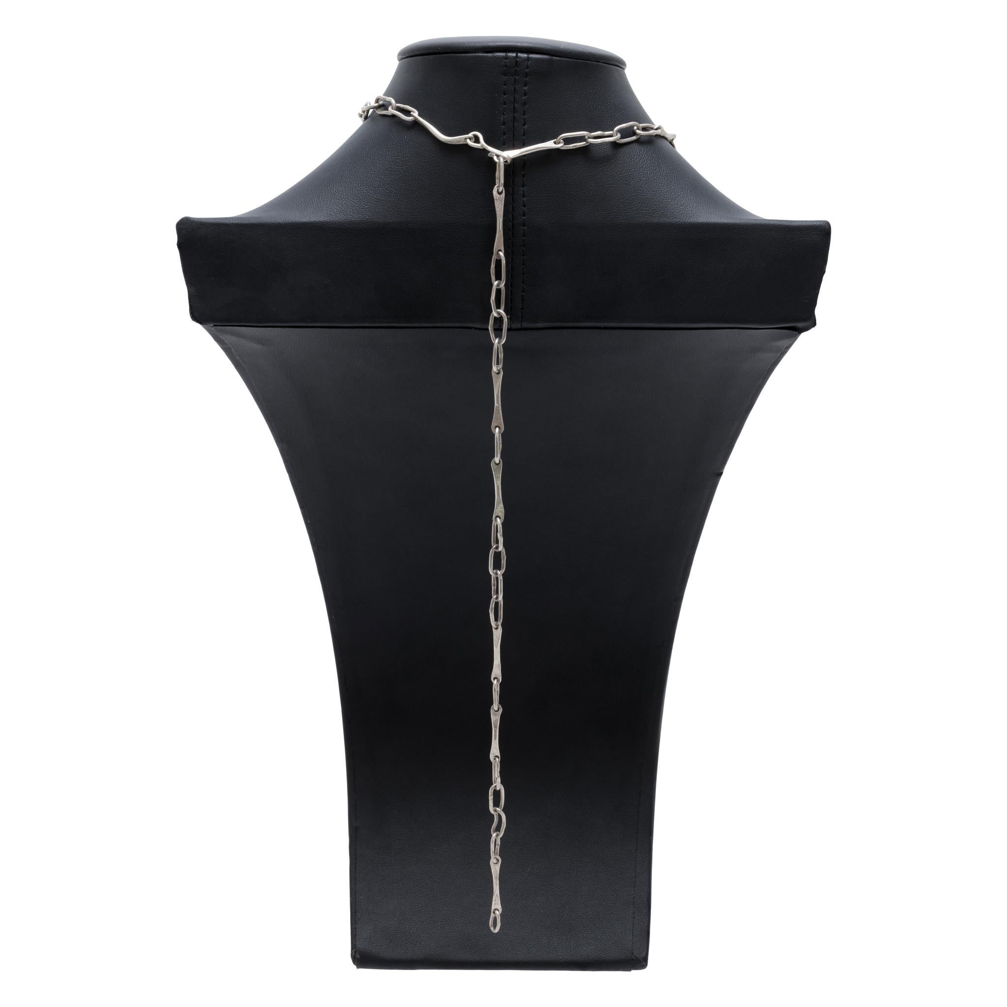Zuni (Pueblo) Sterlingsilber und Korallenkreuz Halskette von Zuni Silberschmied Lupe Lule und markiert. Lupe wurde in San Felipe Pueblo geboren und ist die Frau von Horace Lule, der zwischen 1937 und 1975 Juwelier war. 12 Grad A natürliche,