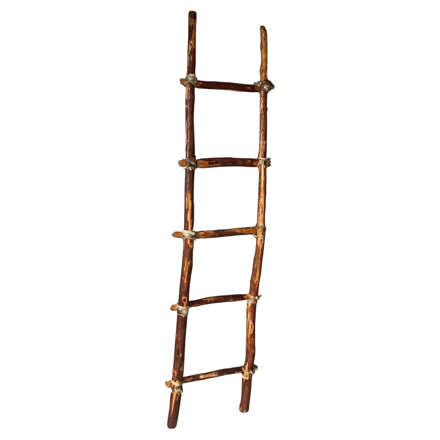 Questa scala indiana realizzata a mano è Pueblo  È un prodotto indiano fatto a mano in ottime condizioni, molto robusto.