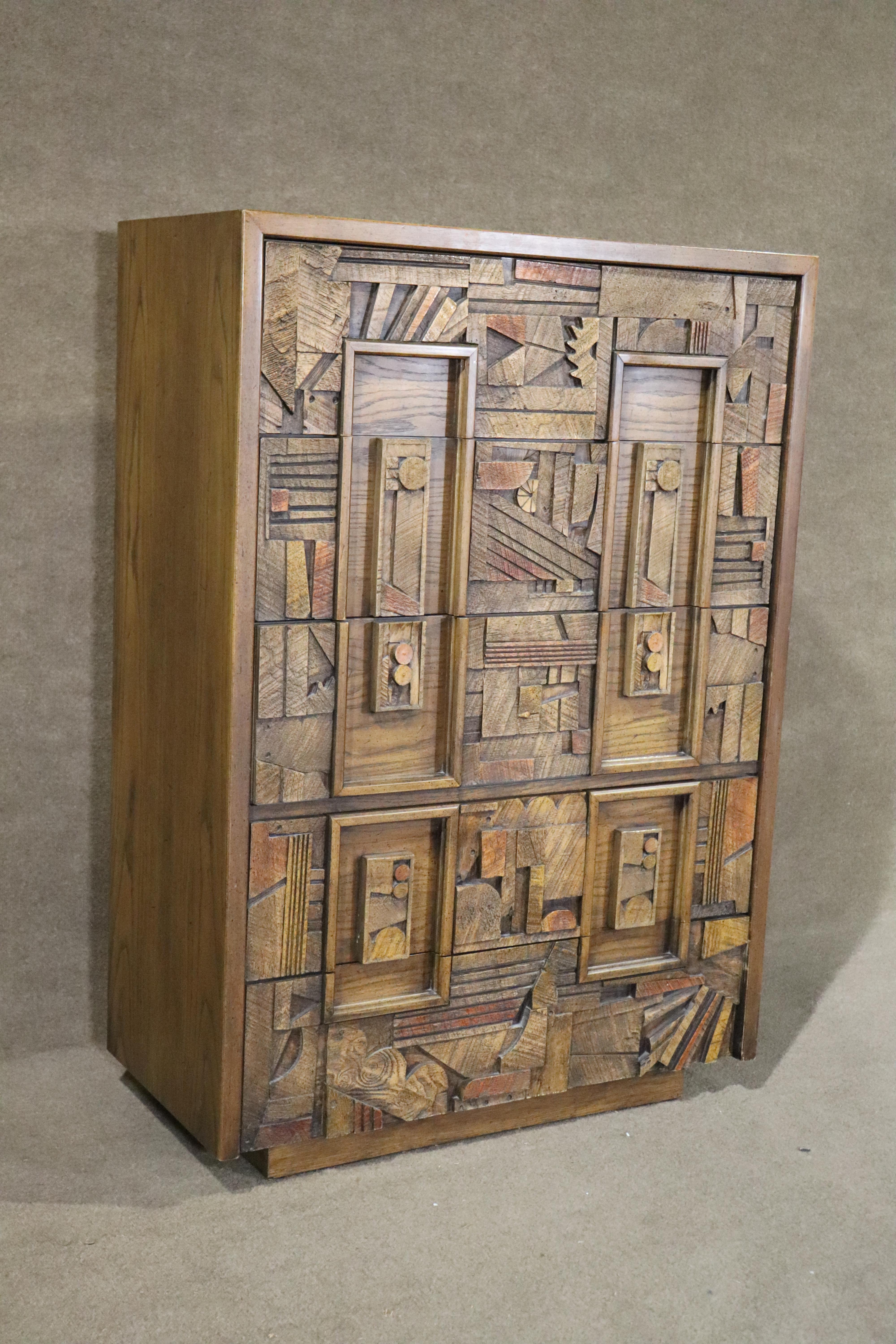 Mid-century modern chest of drawers by Lane in a stunning brutalist style. Pieces of wood are arranged in a mosaic fashion across the front of each drawer. Five wide and deep drawers give ample bedroom storage.
Please confirm location NY or NJ