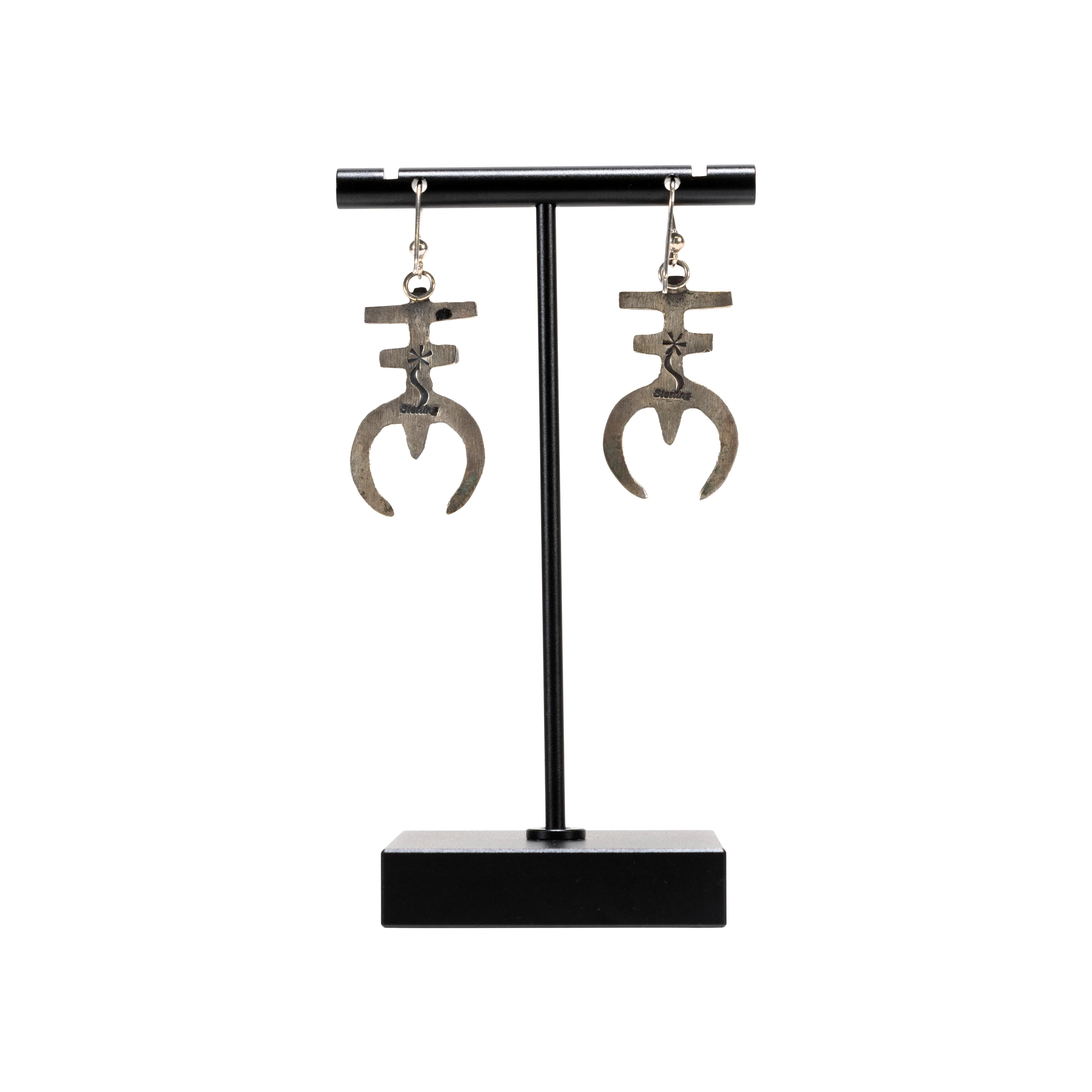 Orecchini a pendente in argento sterling e sabbia Pueblo/Santa Domingo, unici nel loro genere. Doppia croce e mezzaluna con singola perla di corallo incastonata a dente di sega al centro di ogni orecchino. Attaccato a un gancio a forma di pesce con