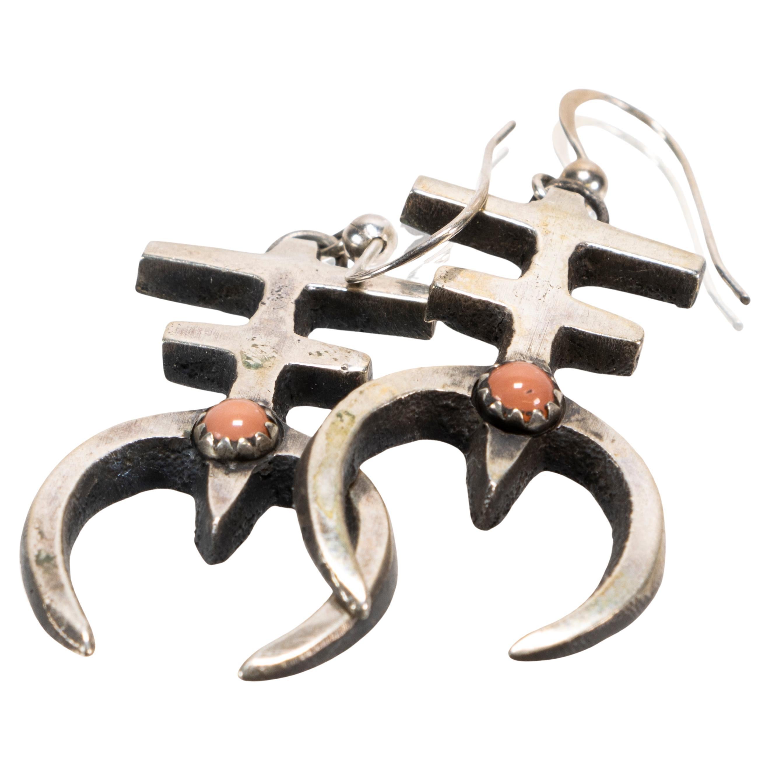 Orecchini pendenti con perle di corallo e argento sterling di Pueblo