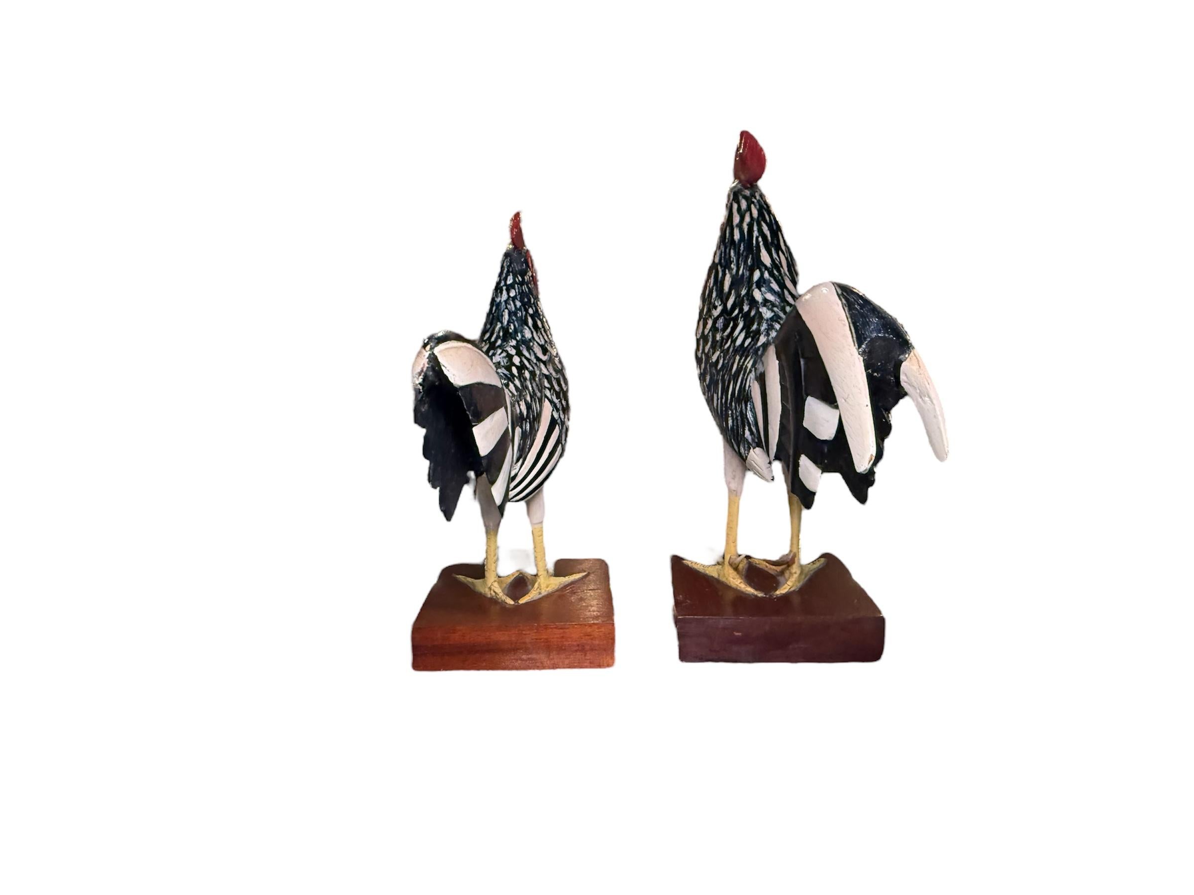 Coppia di sculture in legno portoricane realizzate a mano di gallo e gallina E. Rosado in vendita 3