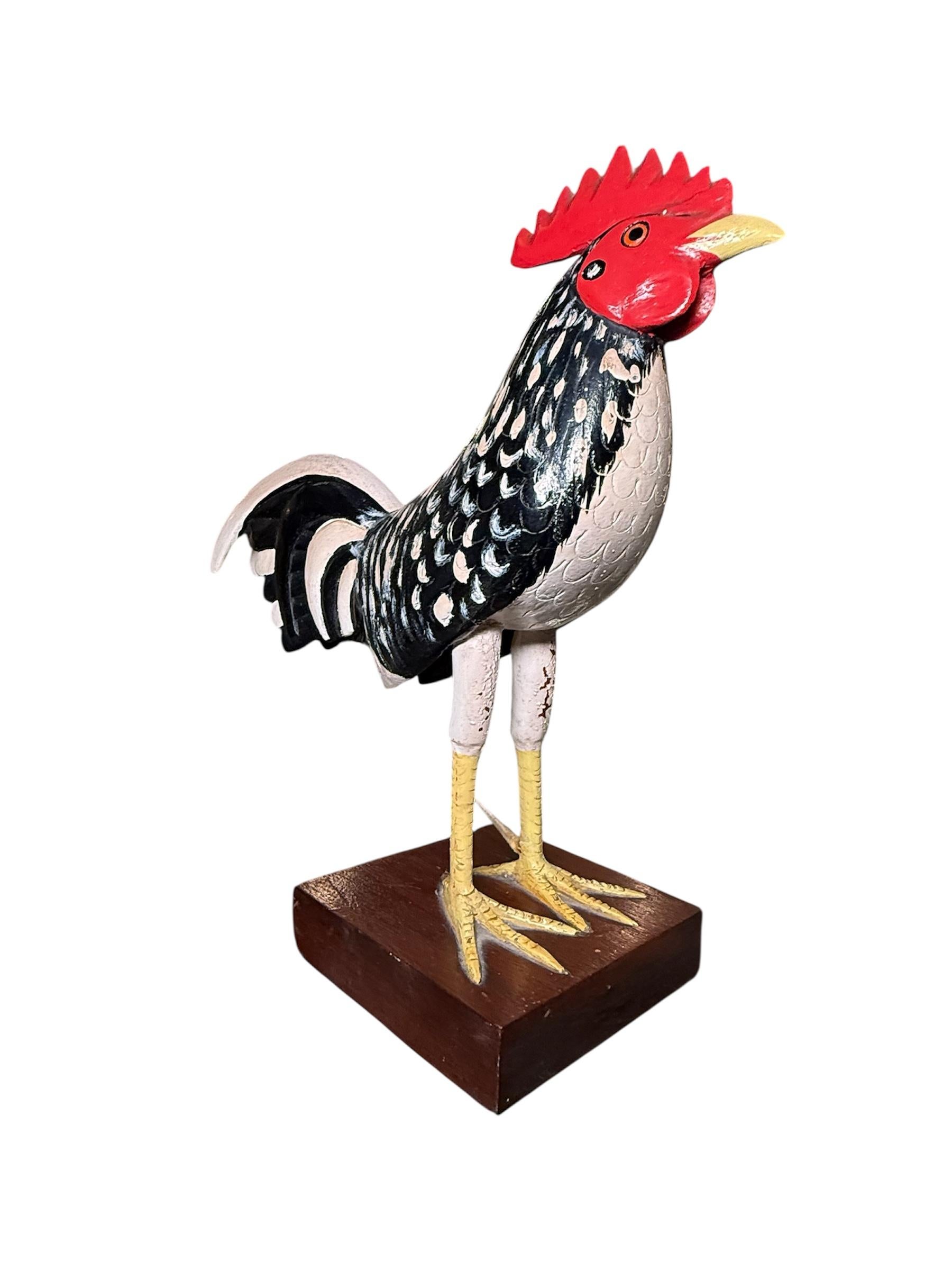 Intagliato a mano Coppia di sculture in legno portoricane realizzate a mano di gallo e gallina E. Rosado in vendita