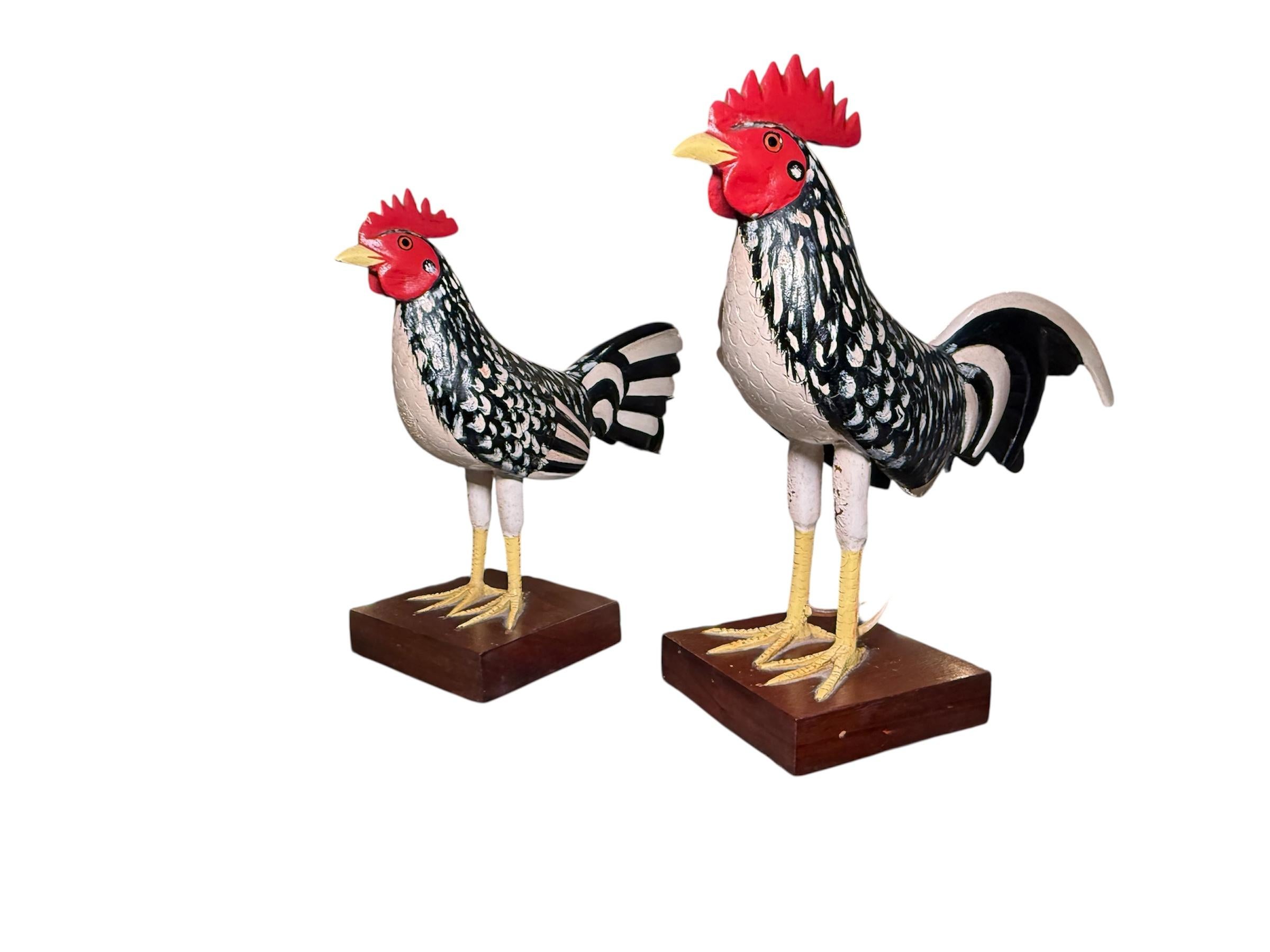 Coppia di sculture in legno portoricane realizzate a mano di gallo e gallina E. Rosado In condizioni buone in vendita a Guaynabo, PR