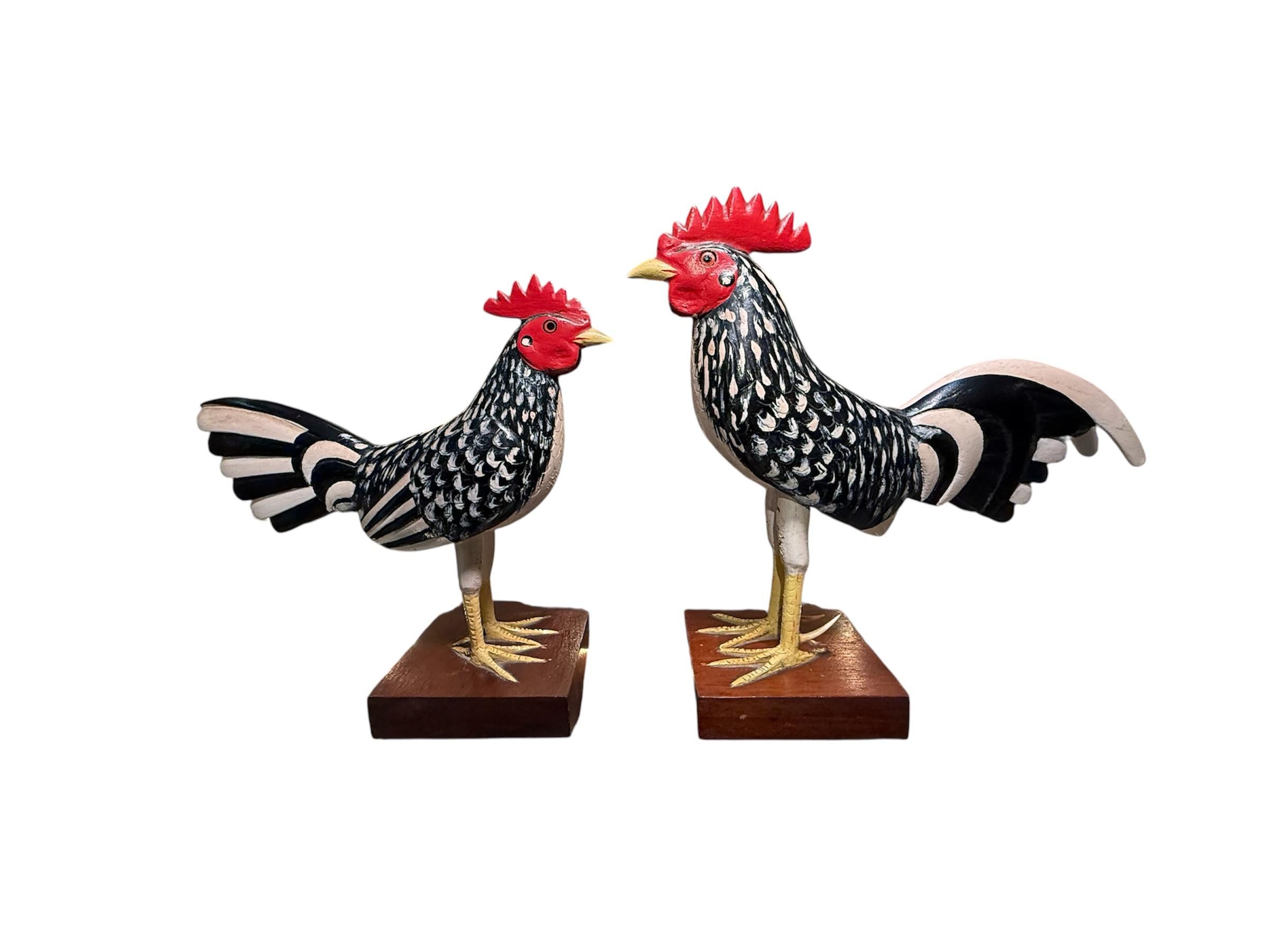 Legno Coppia di sculture in legno portoricane realizzate a mano di gallo e gallina E. Rosado in vendita