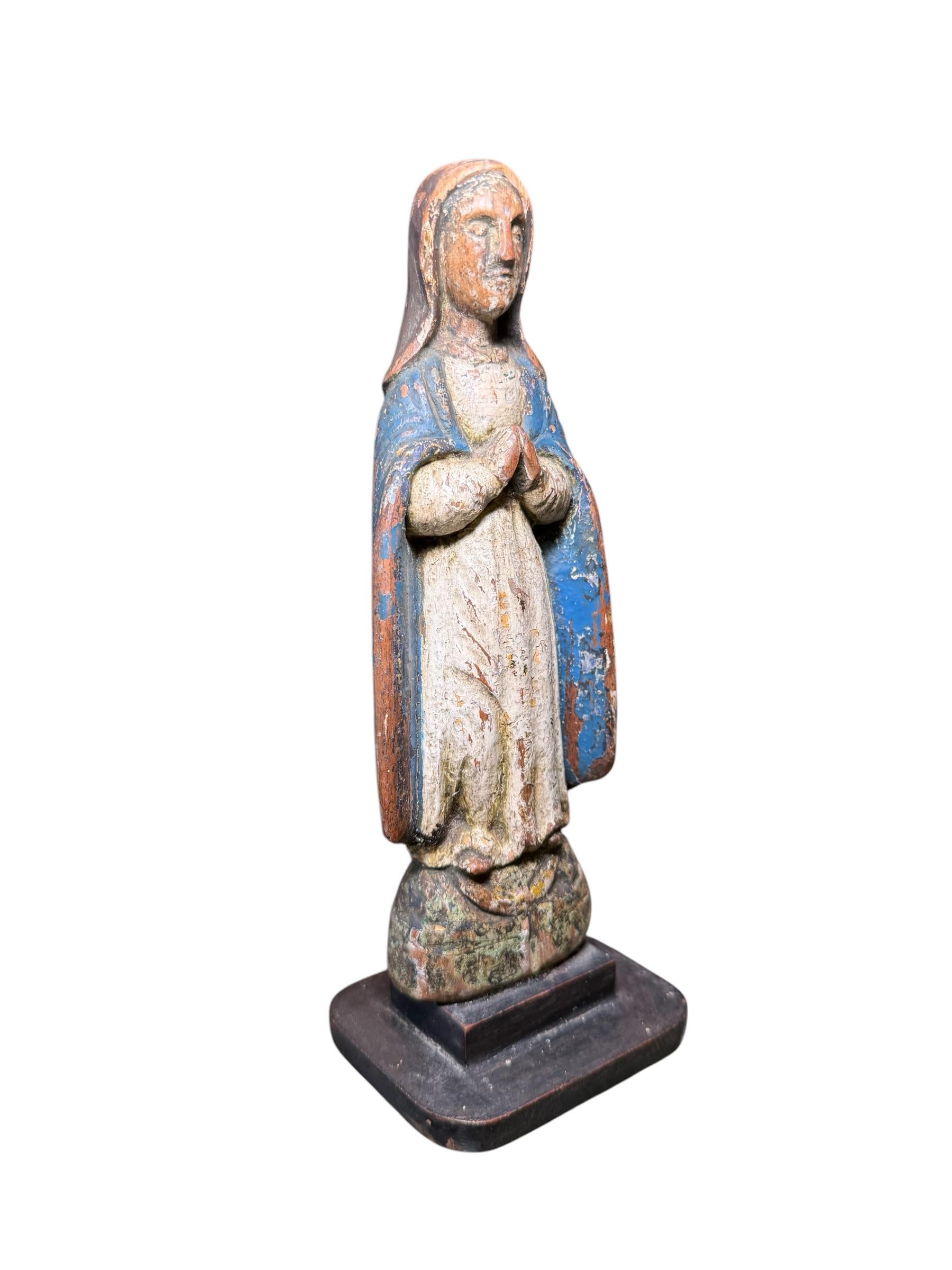 Santos De Palo/ Sculpture en bois sculptée à la main de la Vierge Immaculate du Portoricain en vente 1