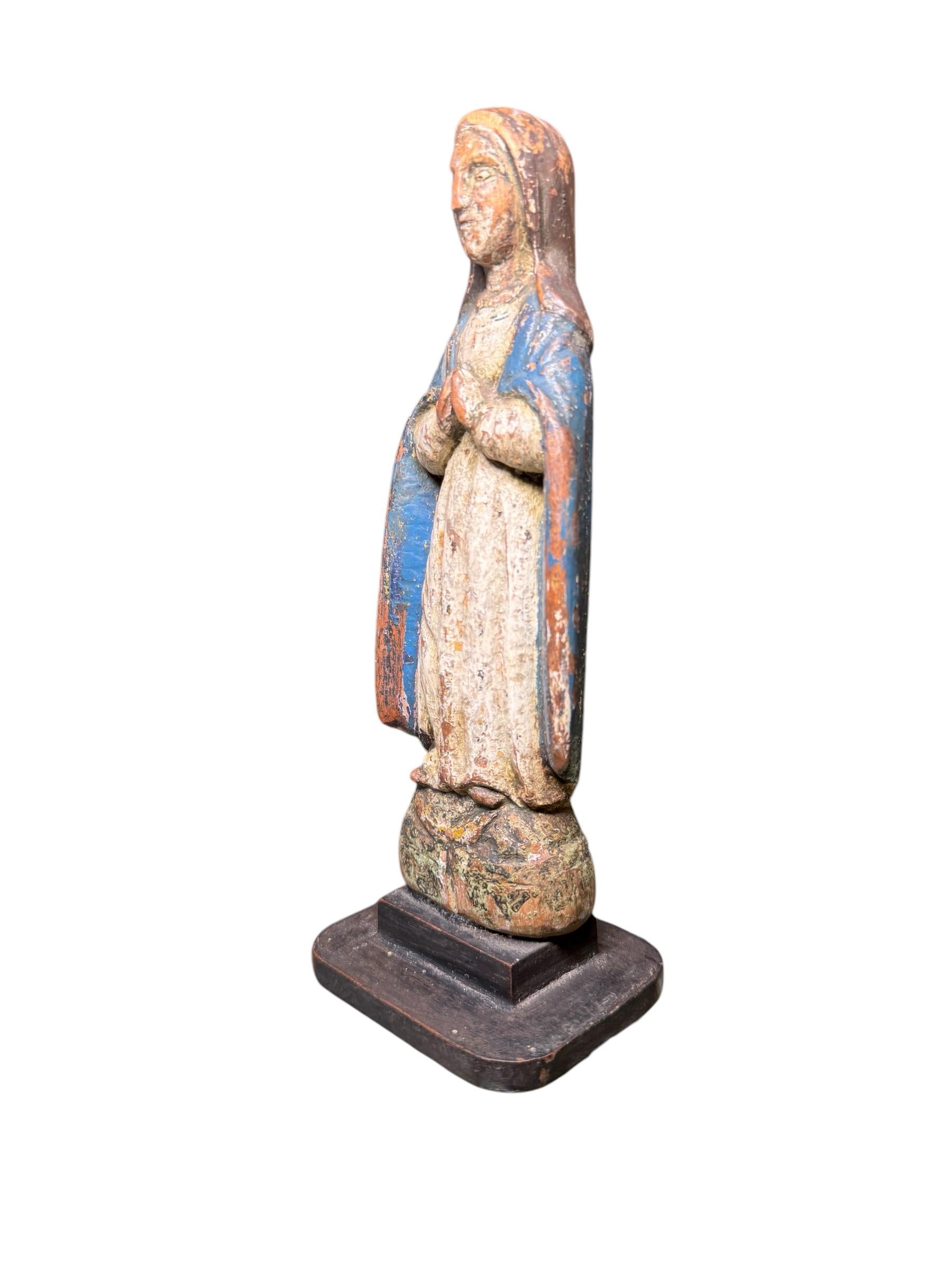 Santos De Palo/ Sculpture en bois sculptée à la main de la Vierge Immaculate du Portoricain en vente 2