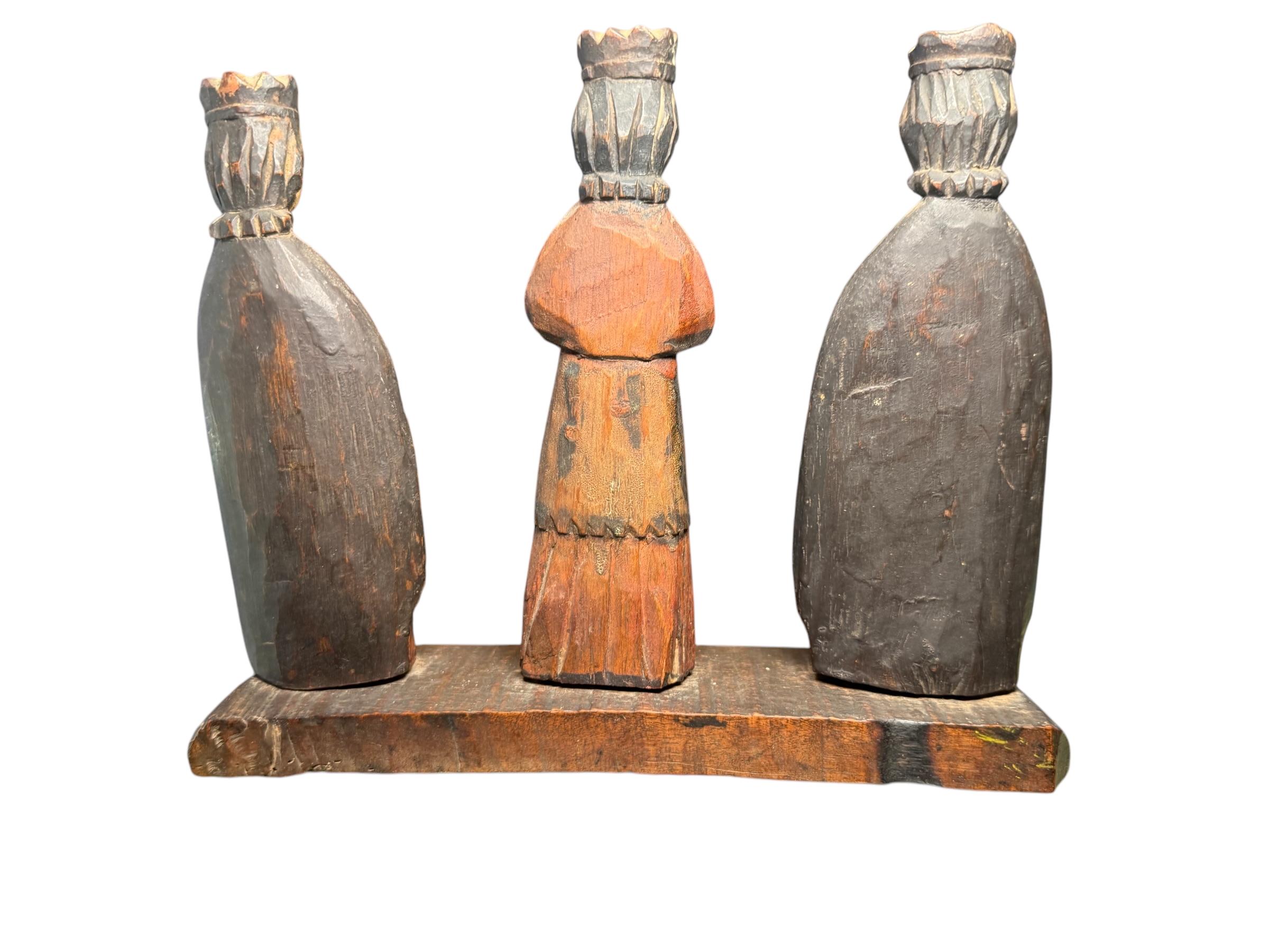Geschnitzte Santos De Palo/Holz-Skulpturen der drei weichen Männer zu Fuß aus Puerto Rica im Angebot 7