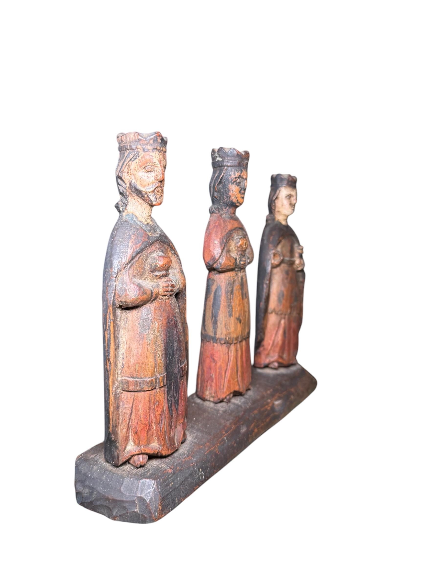 Geschnitzte Santos De Palo/Holz-Skulpturen der drei weichen Männer zu Fuß aus Puerto Rica im Angebot 8