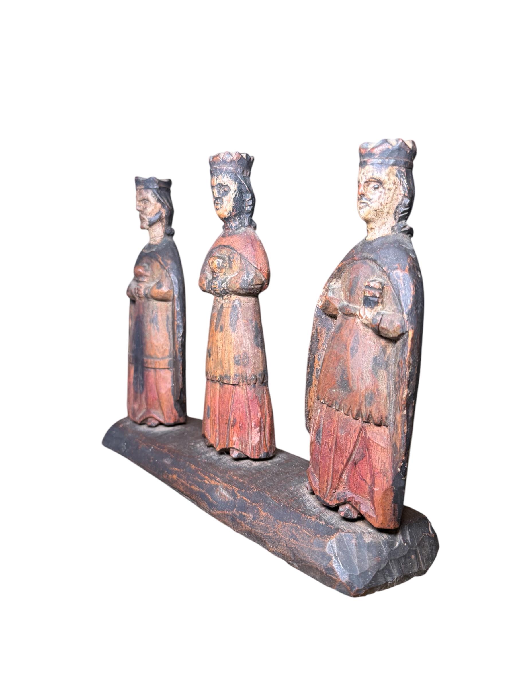 Geschnitzte Santos De Palo/Holz-Skulpturen der drei weichen Männer zu Fuß aus Puerto Rica im Angebot 10