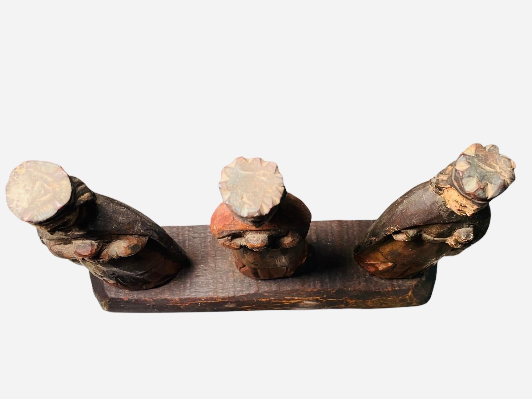 Geschnitzte Santos De Palo/Holz-Skulpturen der drei weichen Männer zu Fuß aus Puerto Rica (Arts and Crafts) im Angebot