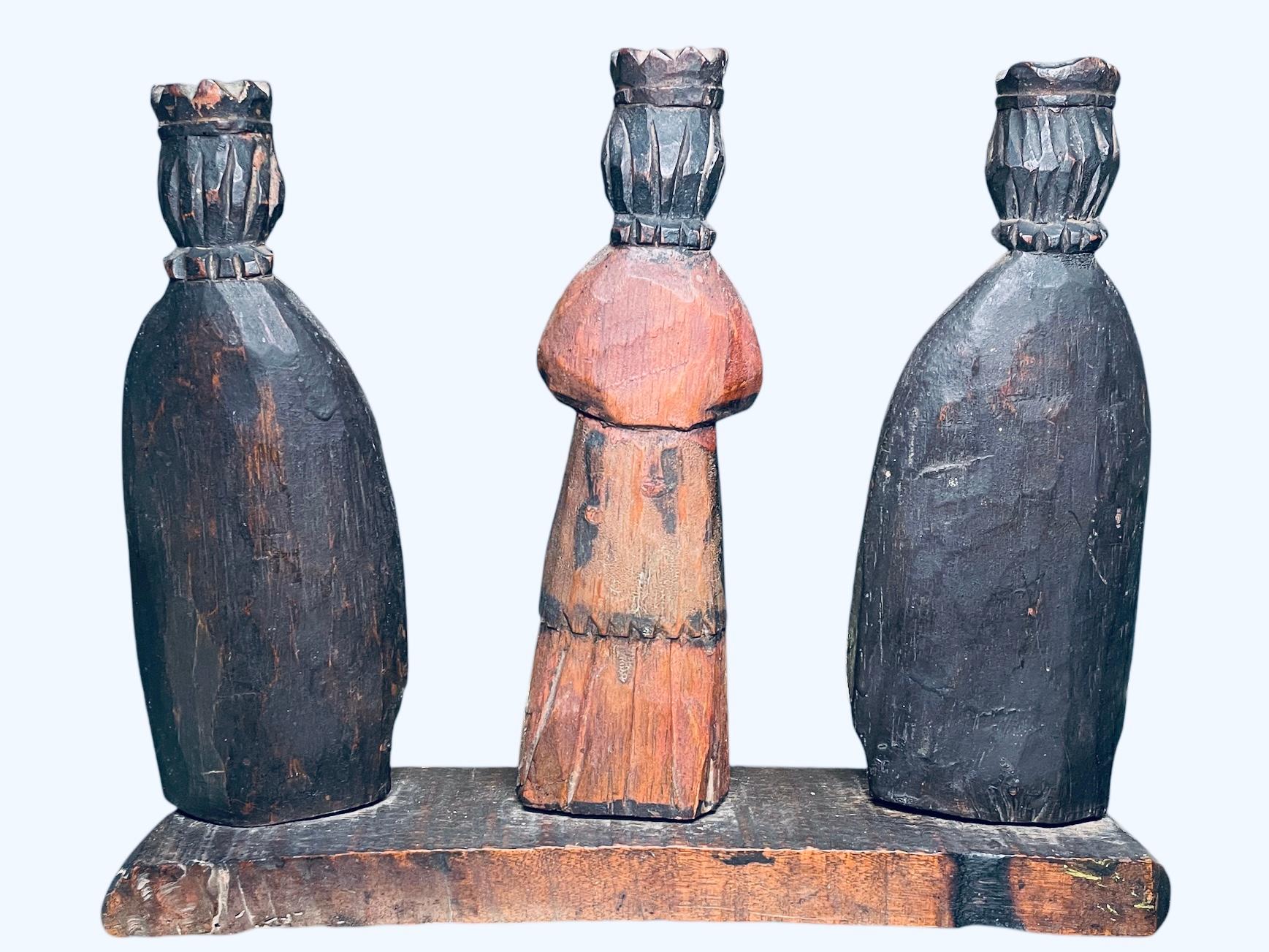 Geschnitzte Santos De Palo/Holz-Skulpturen der drei weichen Männer zu Fuß aus Puerto Rica (Handgeschnitzt) im Angebot