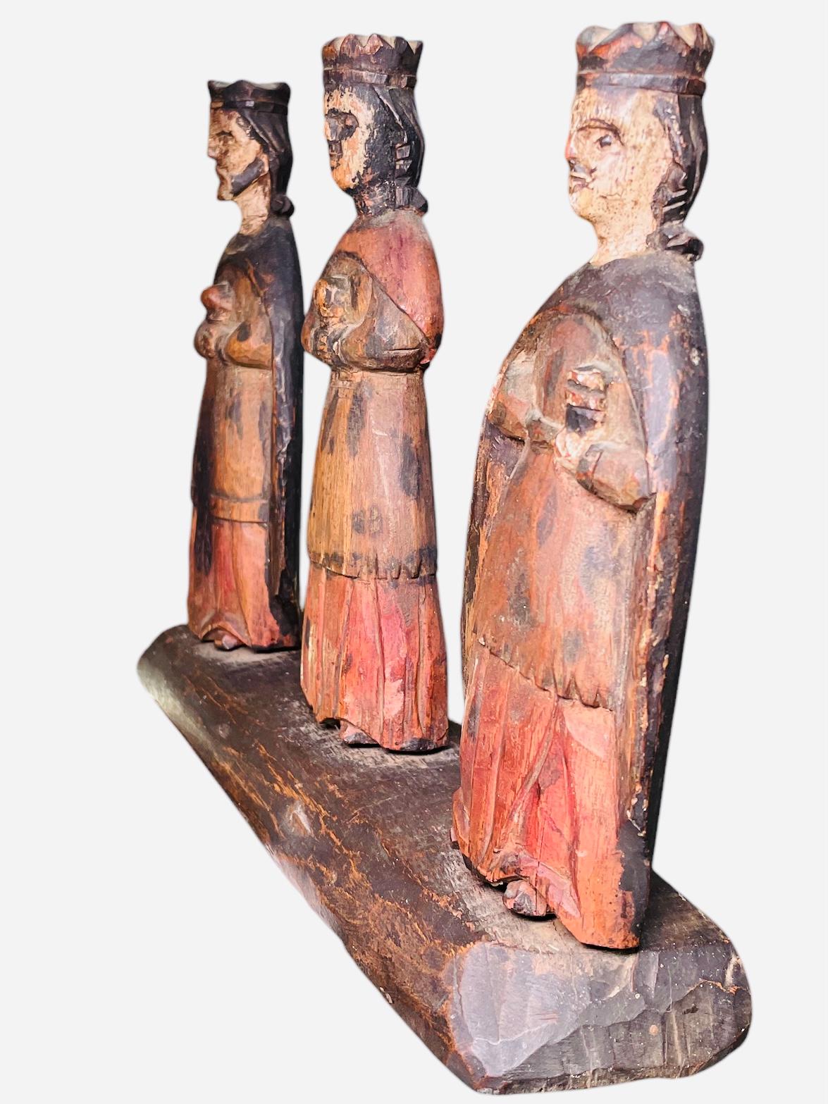 Geschnitzte Santos De Palo/Holz-Skulpturen der drei weichen Männer zu Fuß aus Puerto Rica (20. Jahrhundert) im Angebot