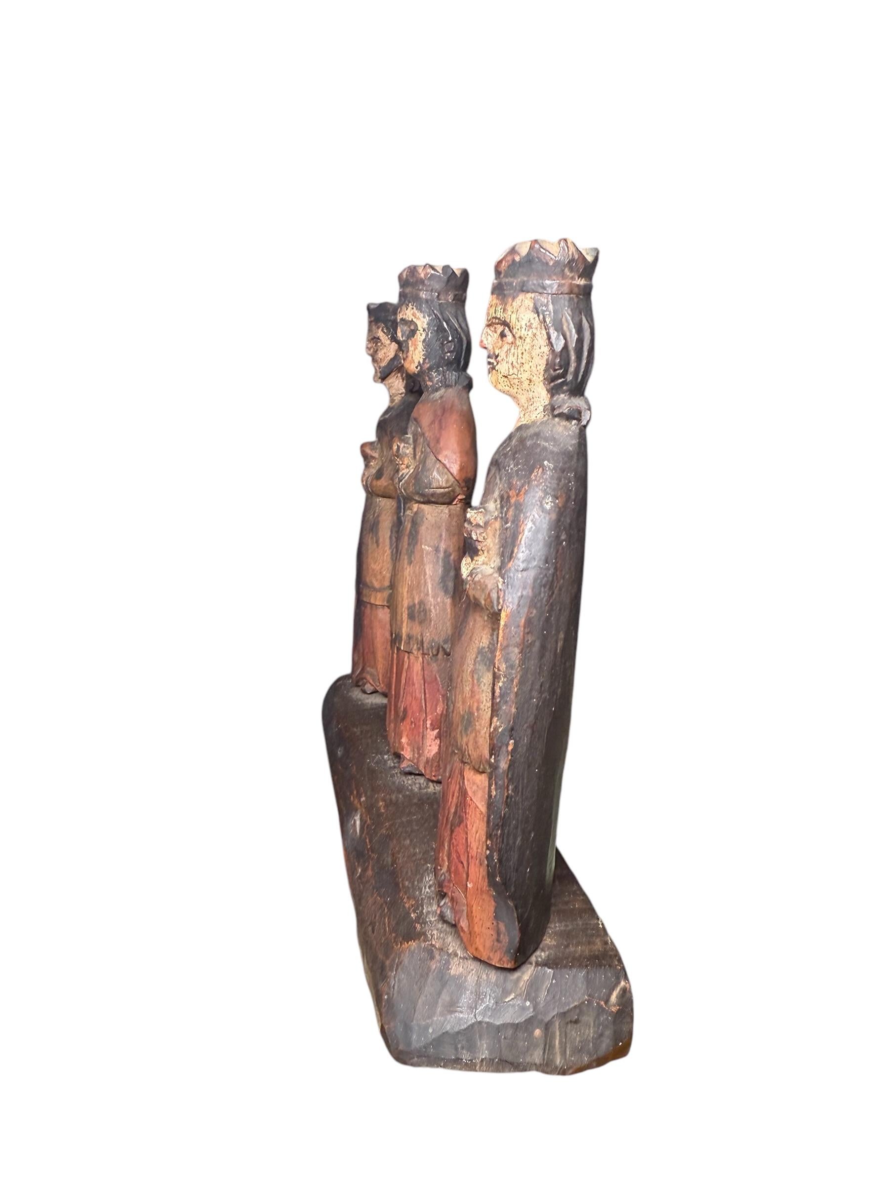 Geschnitzte Santos De Palo/Holz-Skulpturen der drei weichen Männer zu Fuß aus Puerto Rica im Angebot 1