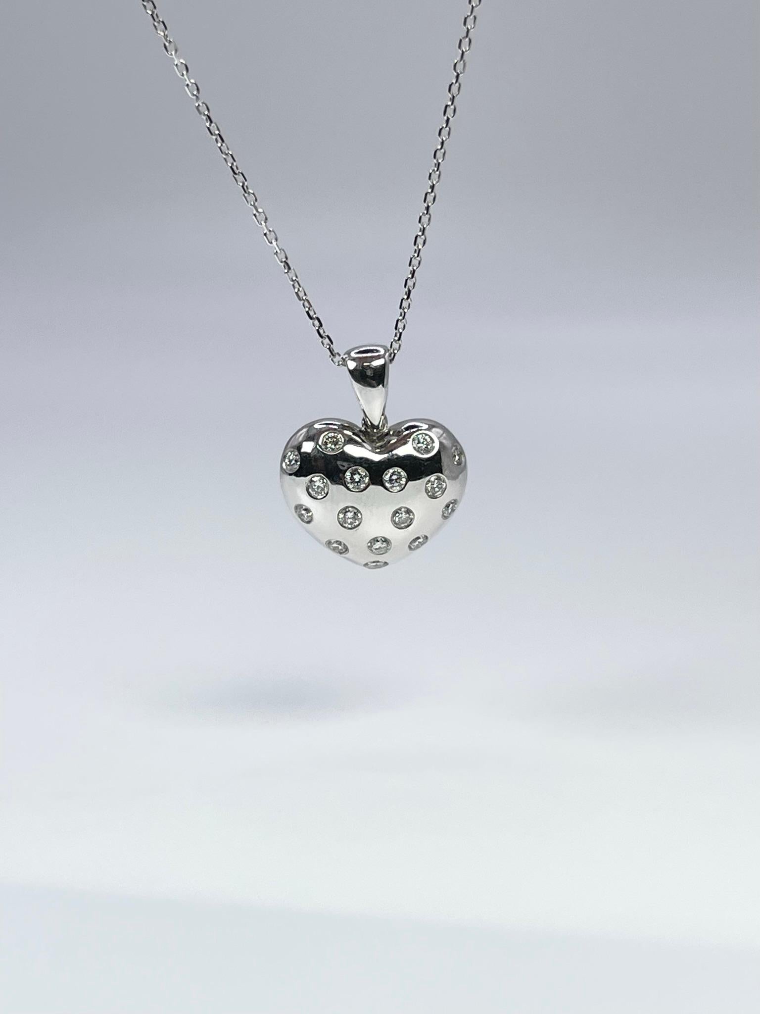 Puffed heart pendant necklace in 14KT white gold.

GRAM WEIGHT: 5.34gr
GOLD: 14KT white gold
NECKLACE-18