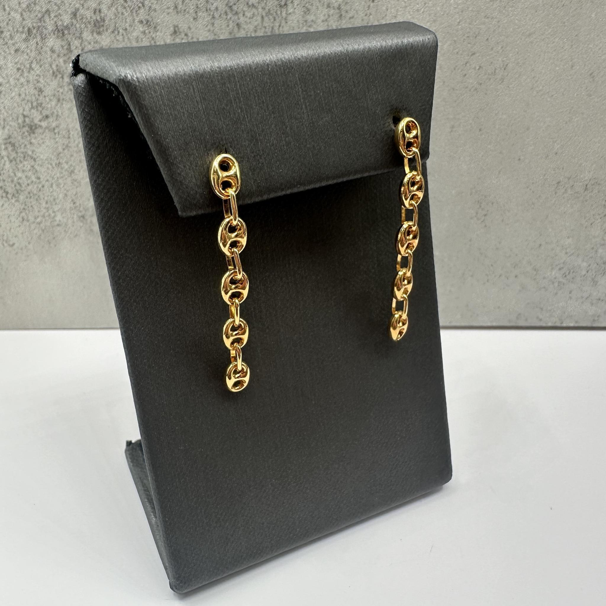 Estos elegantes pendientes Puff Link Drop de oro amarillo de 14 quilates presentan una elegante caída de 1,5/8 pulgadas para un look sofisticado y moderno. Con un peso de 2.4 gramos, son ligeras y cómodas para llevarlas a diario. Los empujadores