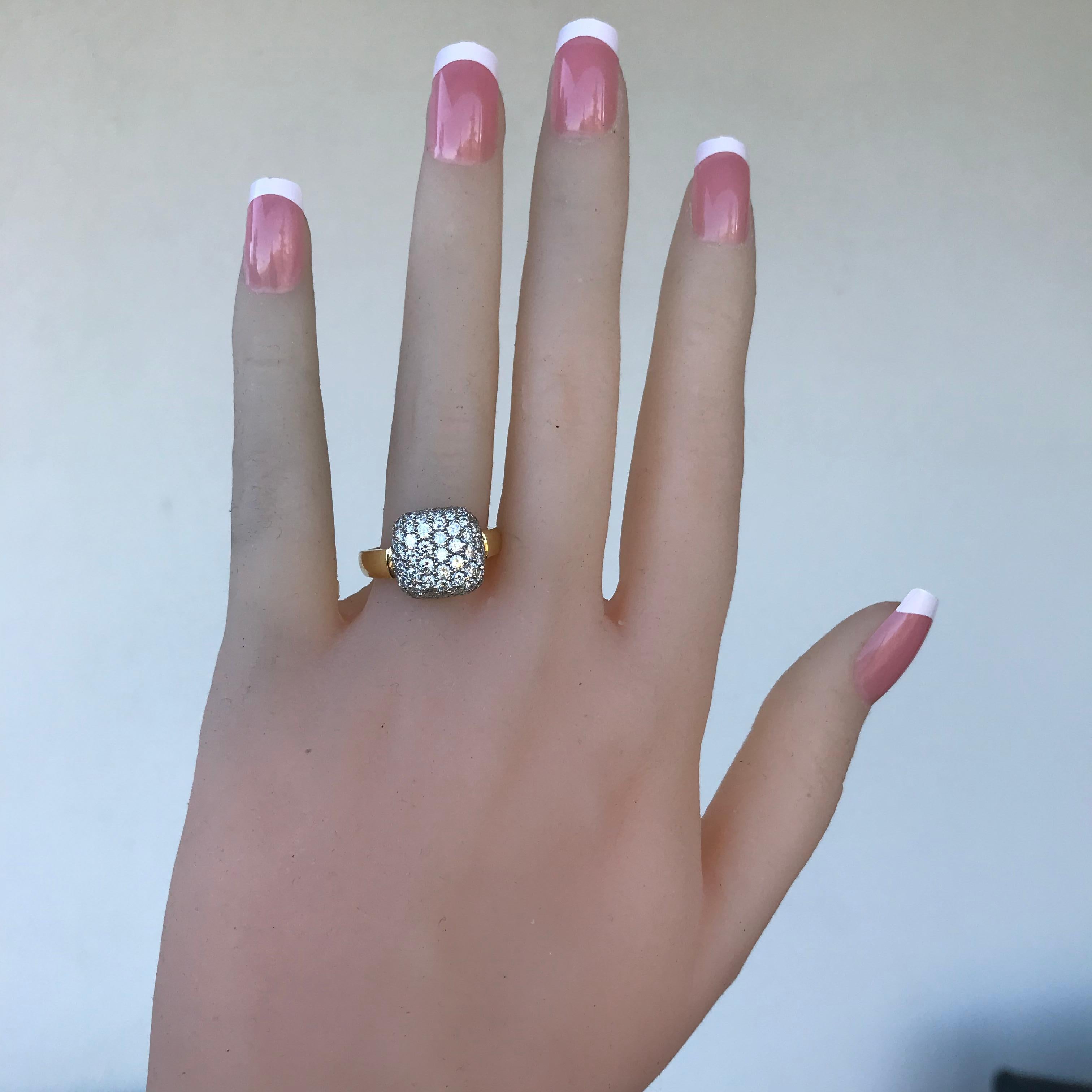 Zu 100 % in den USA hergestellt. (Abgesehen von den Steinen, die aus anderen Ländern stammen)

Puffed pave ring; pillow whispers collection, Gesamtkaratgewicht der Diamanten 1,82, Farbgrad G-H, Reinheitsgrad VS-SI, achtzehn Karat Gold - gelb und