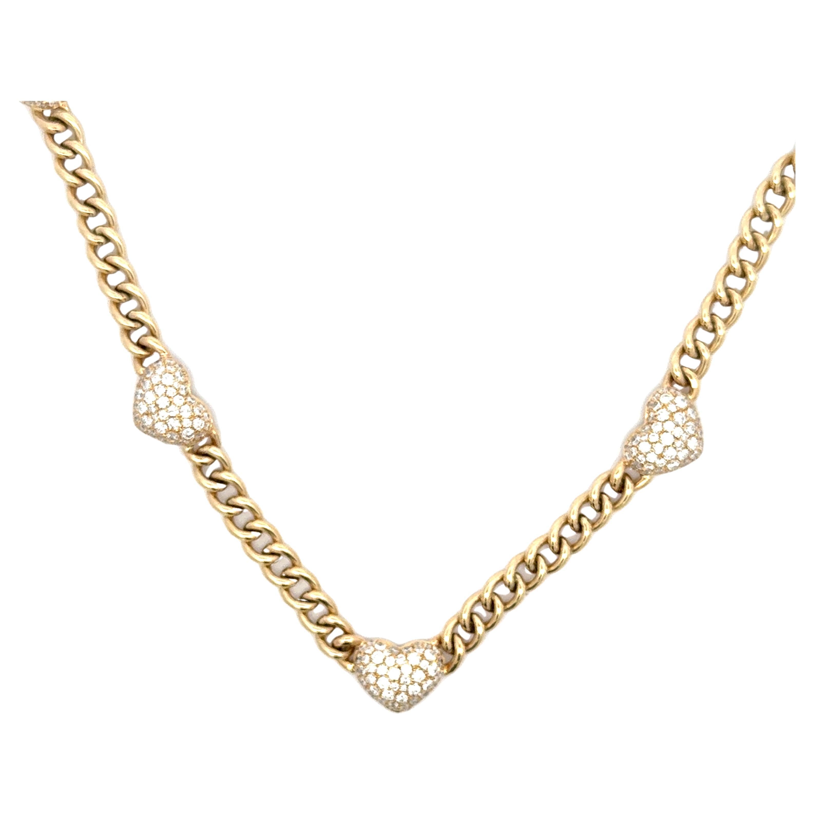 Collier en or jaune 14 carats composé de 5 cœurs en diamants soufflés avec 280 brillants ronds pesant 4,56 carats sur une chaîne à maillons cubains. 

17,91 GRAMMES

Maillons cubains : 5,6 mm de hauteur 7,22 mm de largeur
Coeurs : 10,76 mm de