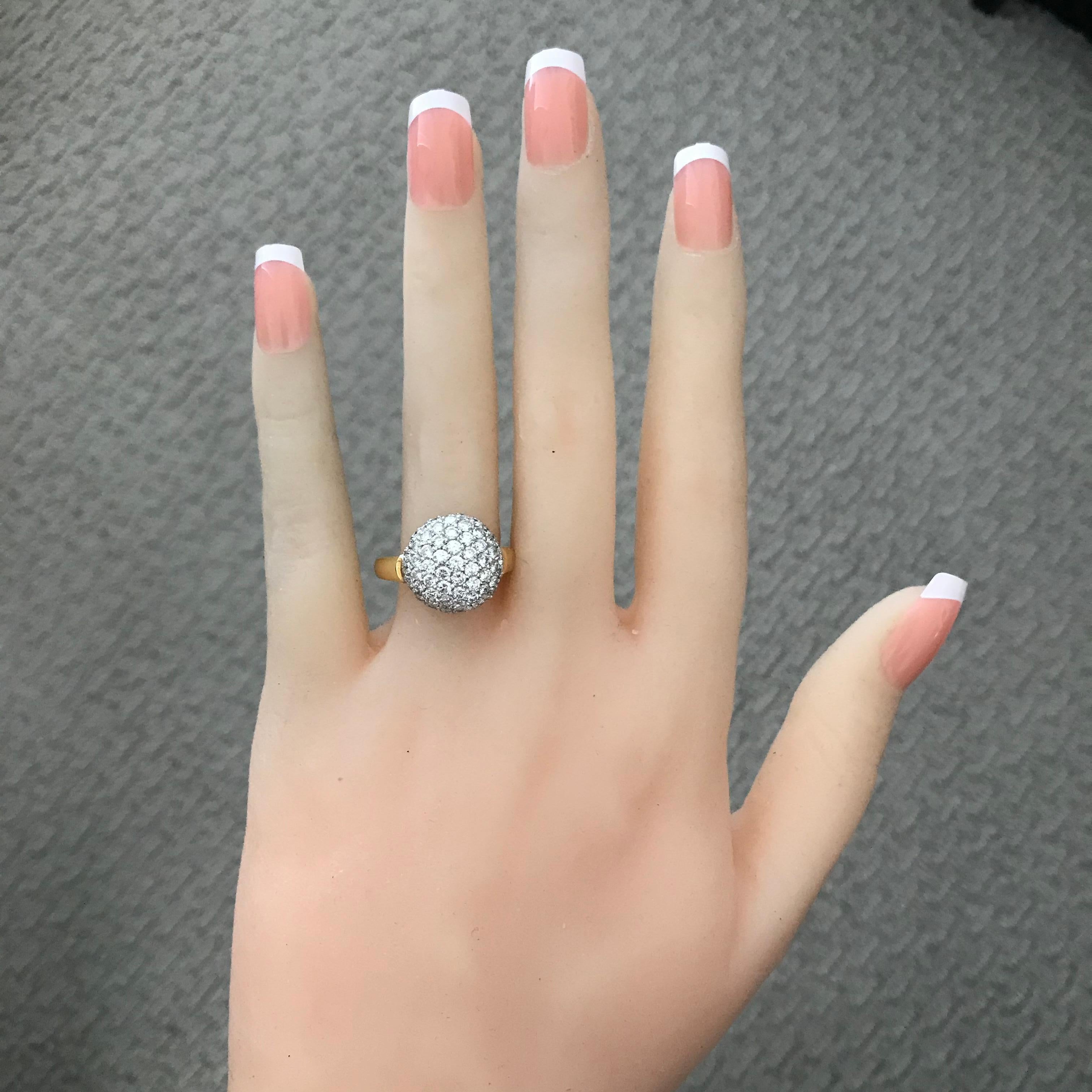 Puffed pave sphere ring; pillow whispers collection, Gesamtkaratgewicht der Diamanten 2,28, Farbgrad G-H, Reinheitsgrad VS-SI, 18 Karat Gold - Gelb und Weiß

Stilnummer B4463001

