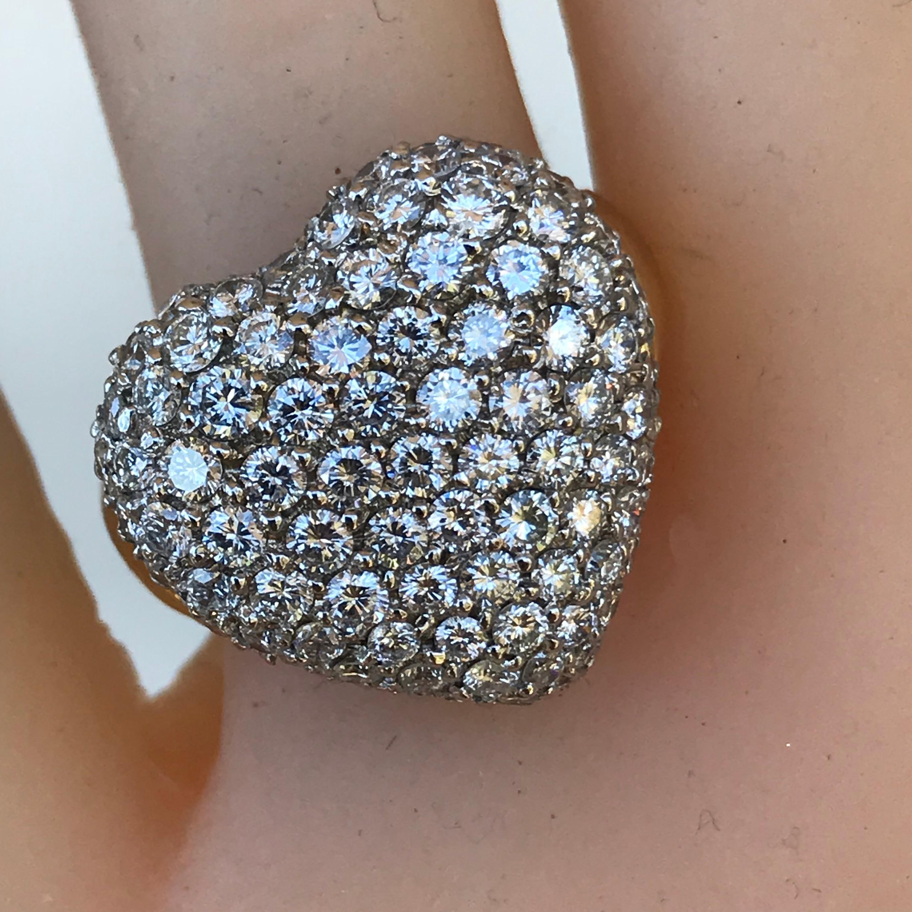 Puffed pave heart ring; pillow whispers collection, Gesamtkaratgewicht der Diamanten 3,17, Farbgrad G-H, Reinheitsgrad VS-SI, 18 Karat Gold - gelb und weiß.

Stilnummer B4462001