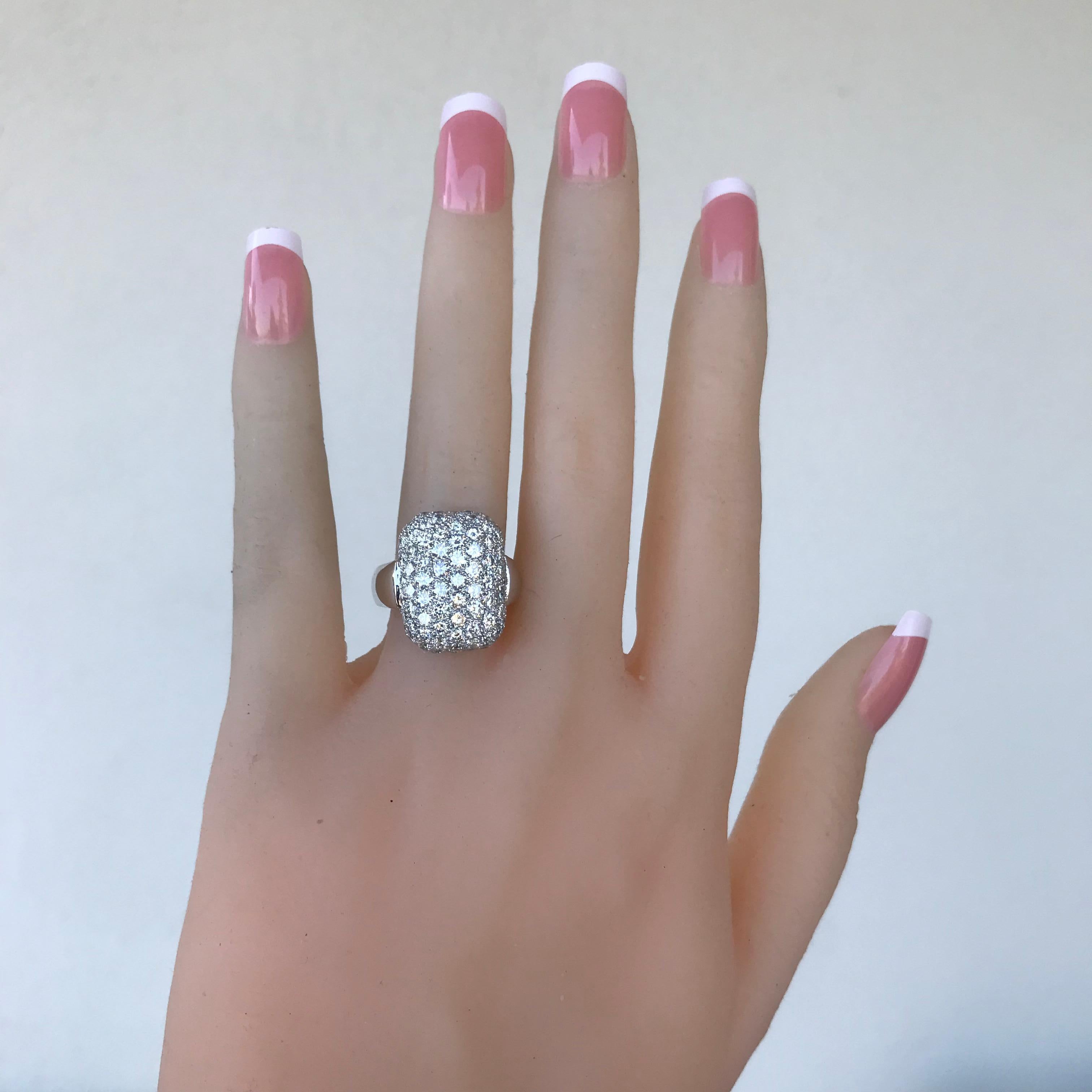 Puffed pave ring; pillow whispers collection, Gesamtkaratgewicht der Diamanten 3,17, Farbgrad G-H, Reinheitsgrad VS-SI, achtzehn Karat Gold - gelb und weiß.

Stilnummer 4465001

Größe 6.25 ( Kann angepasst werden)
