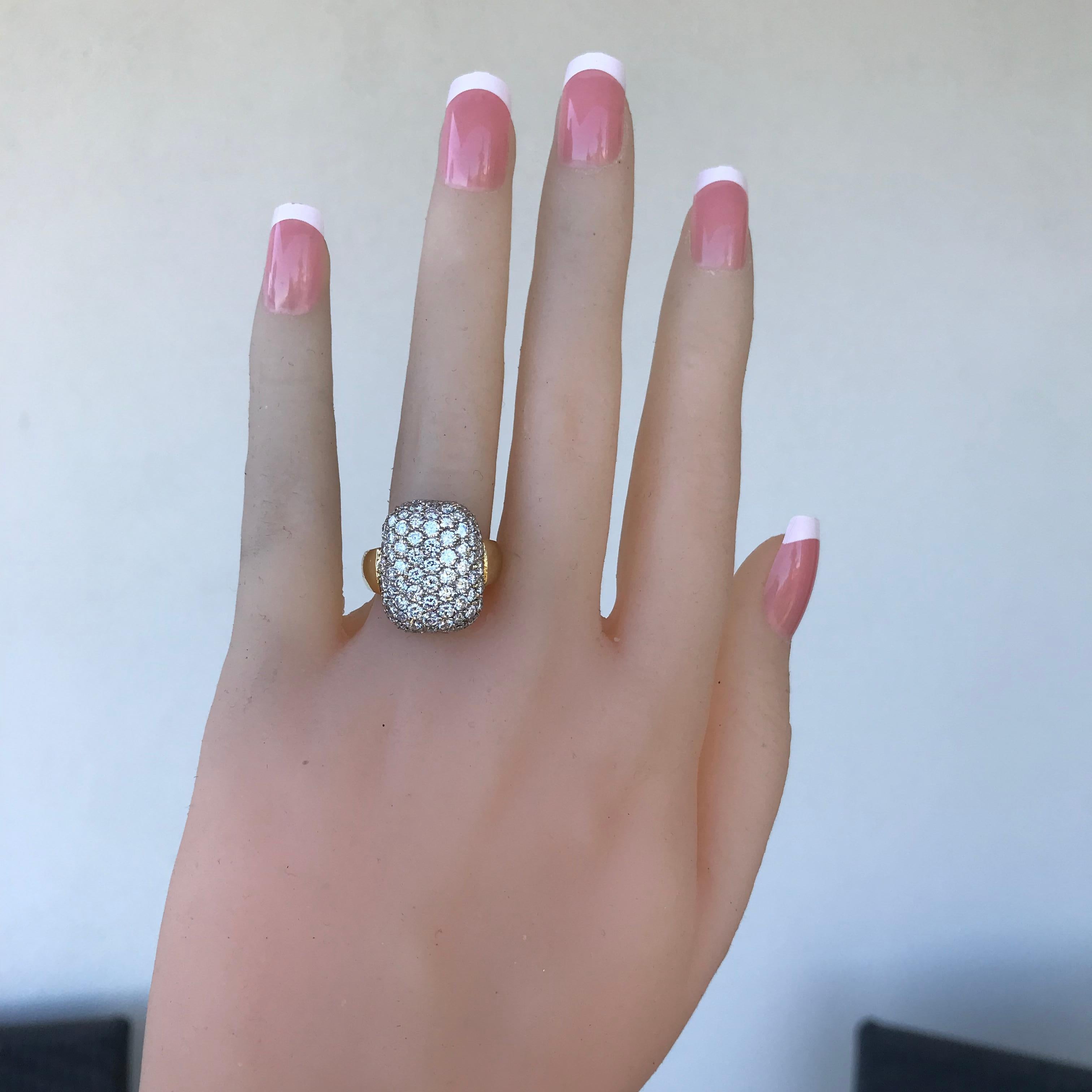 Puffed pave ring; pillow whispers collection, Gesamtkaratgewicht der Diamanten 3,17, Farbgrad G-H, Reinheitsgrad VS-SI, achtzehn Karat Gold - gelb und weiß.

Stilnummer 4465001

Größe 6.25 ( Kann angepasst werden)