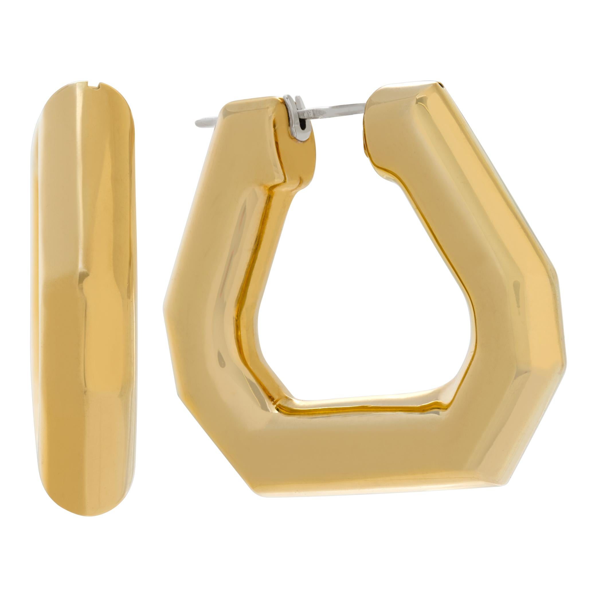 Orecchini a cerchio a triangolo gonfiato in oro giallo 18 carati, lunghezza pendente 1,55 pollici, larghezza cerchio 0,34 pollici.
