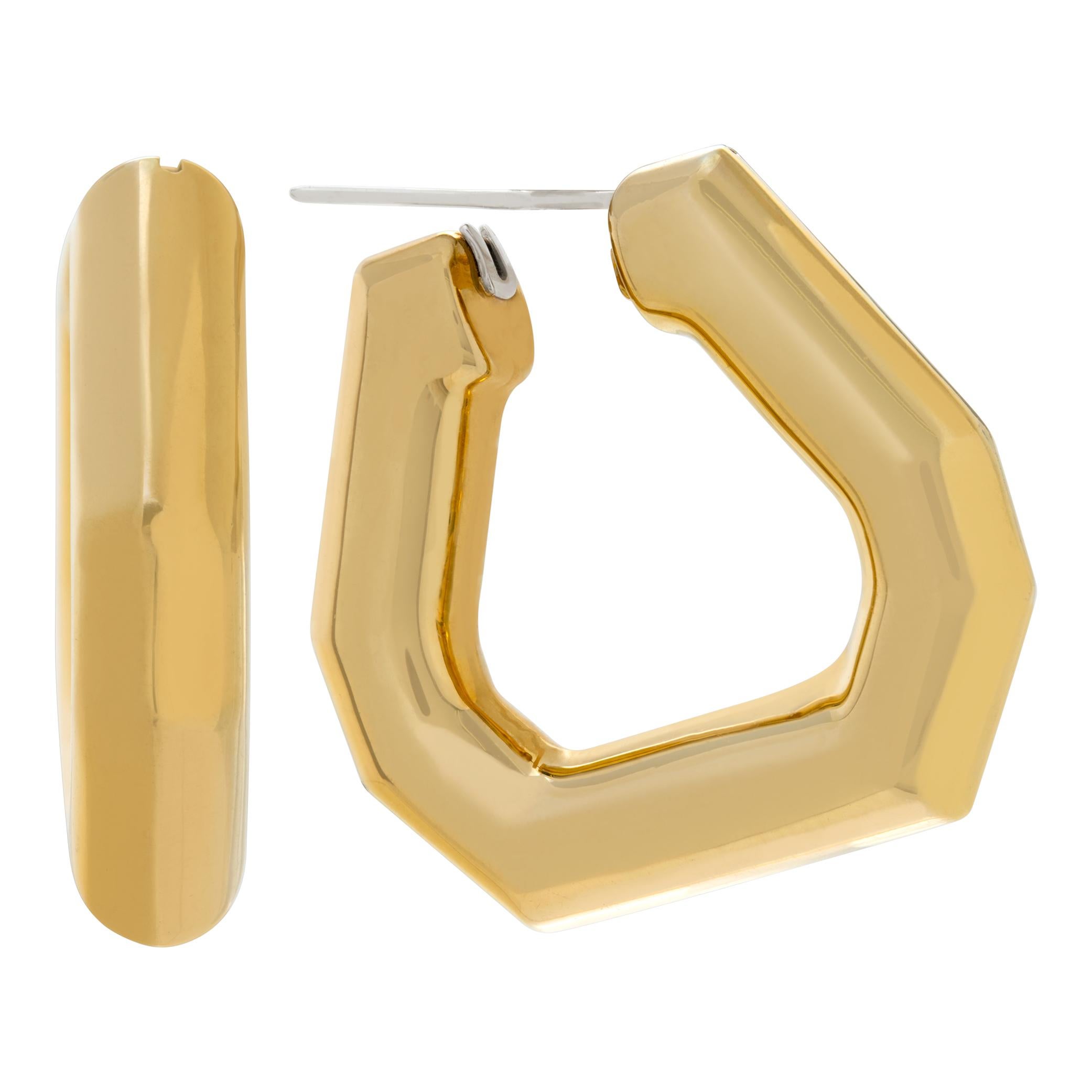 Orecchini a cerchio a triangolo gonfiato in oro giallo 18k In condizioni ottime in vendita a Surfside, FL