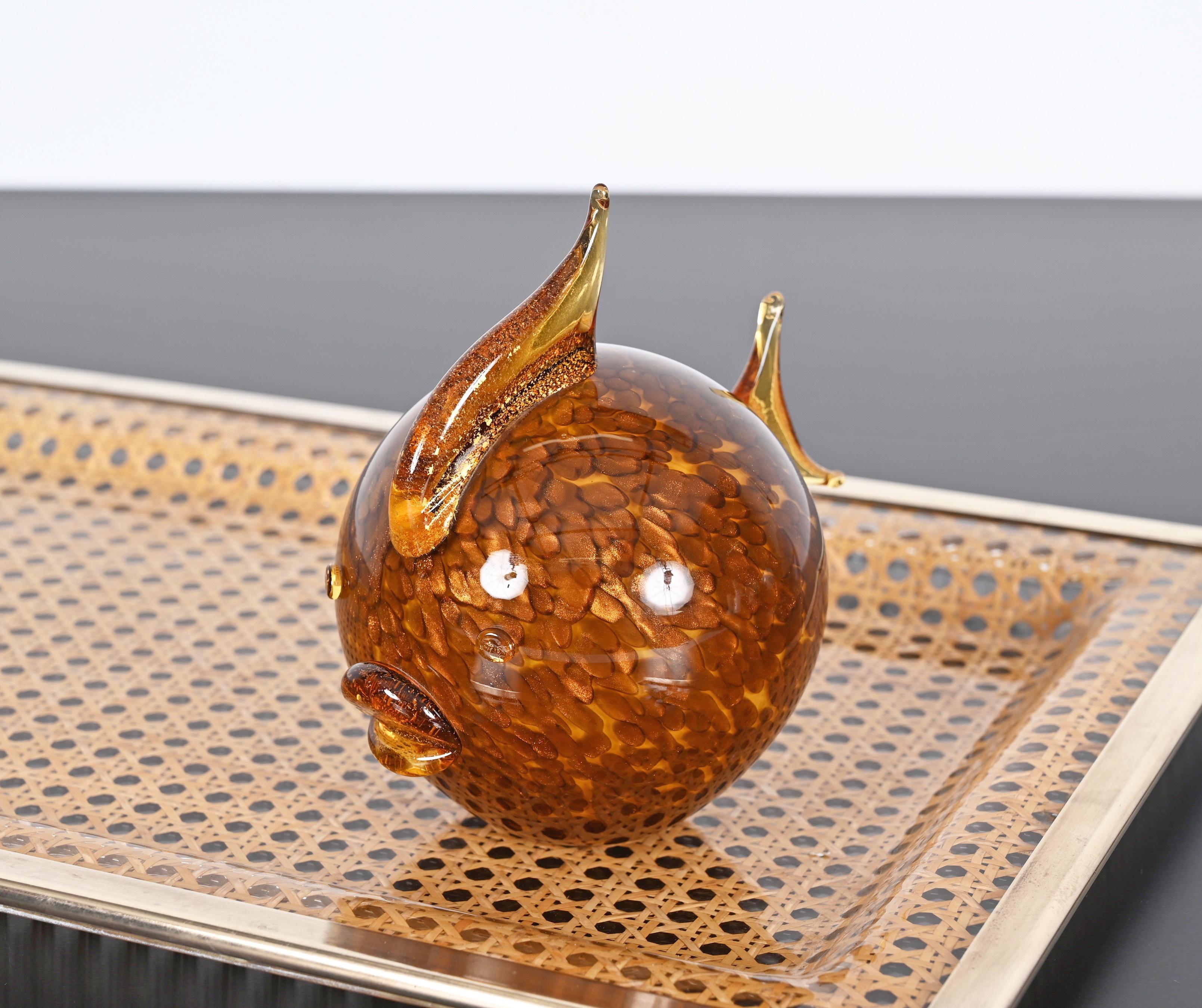 Gorgeous puffer fish sculpture in hand blown Murano Art Glass, manufactured in Italy in the 1980 by Cose Belle Cose rare, renowned for producing the highest quality and elegant glass
 
This unique sculpture features a fantastic hand blown glass of