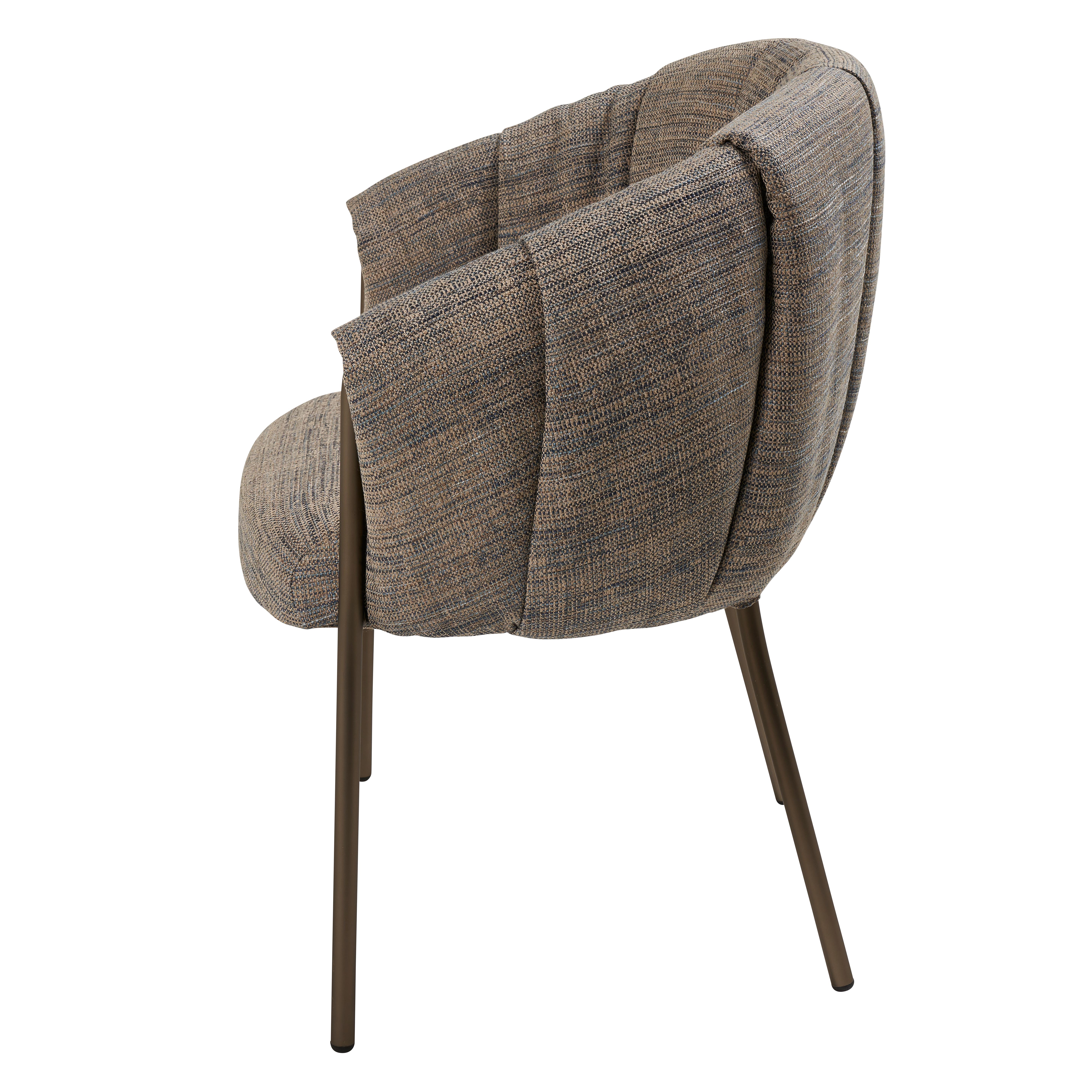 Avec sa forme qui vous enveloppe comme dans un cocon, la chaise de salle à manger Puffin juxtapose de manière ludique un siège généreusement rembourré et des pieds métalliques simples mais sculpturaux. La designer Charlotte Høncke s'est inspirée du