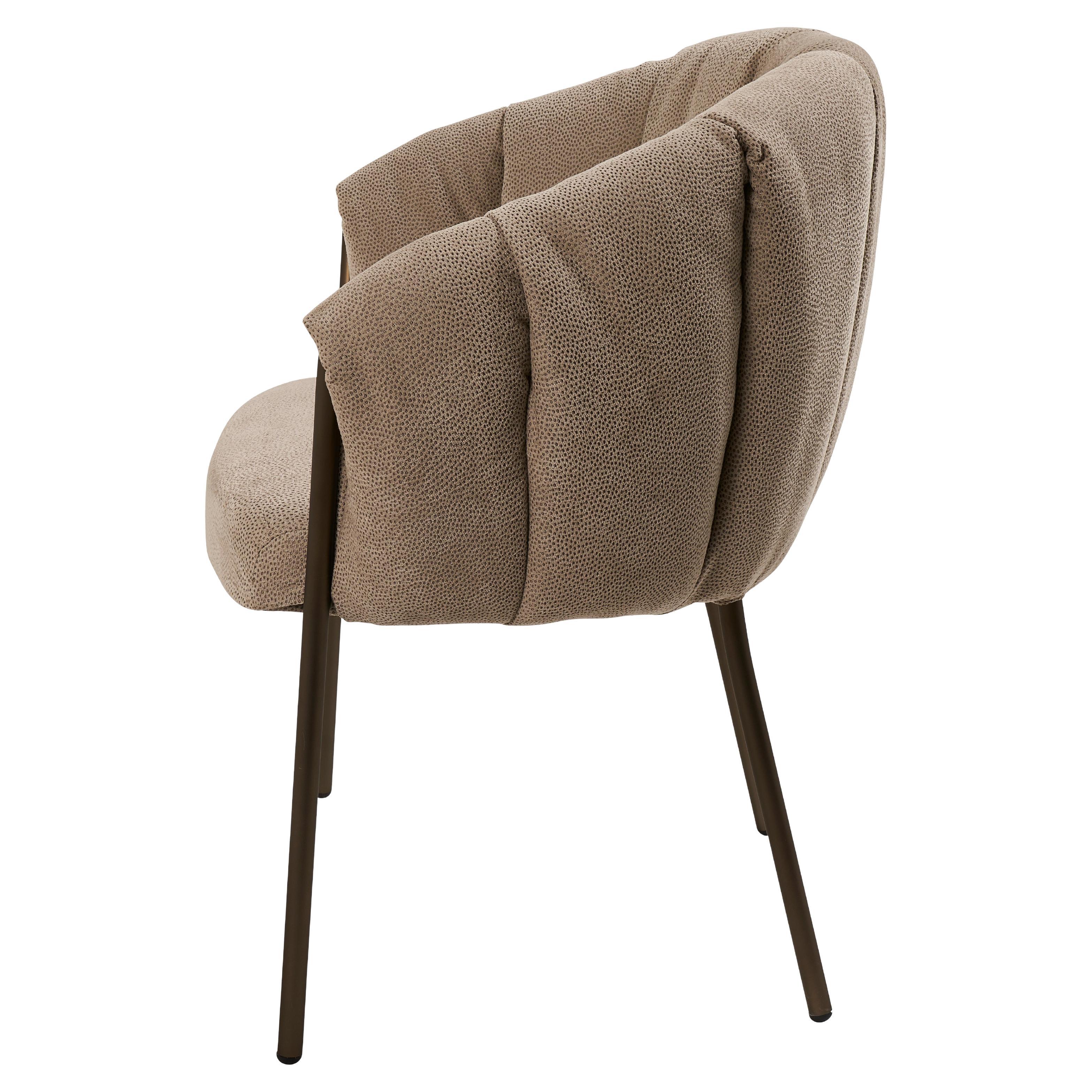 Avec sa forme qui vous enveloppe comme dans un cocon, la chaise de salle à manger Puffin juxtapose de manière ludique un siège généreusement rembourré et des pieds métalliques simples mais sculpturaux. La designer Charlotte Høncke s'est inspirée du