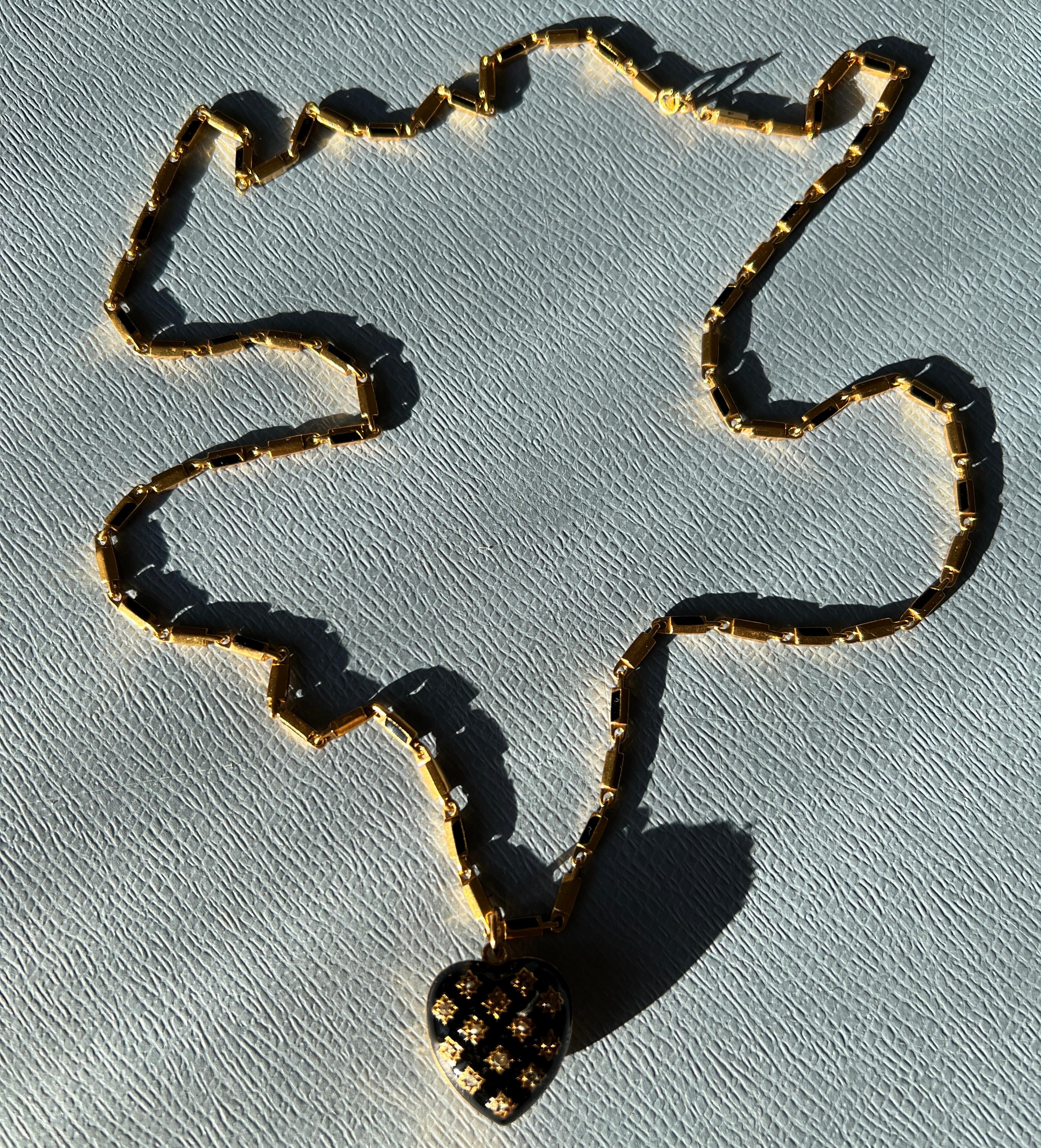 Taglio brillante Collana con cuore gonfio Diamante bianco Smalto nero Stile vittoriano in vendita