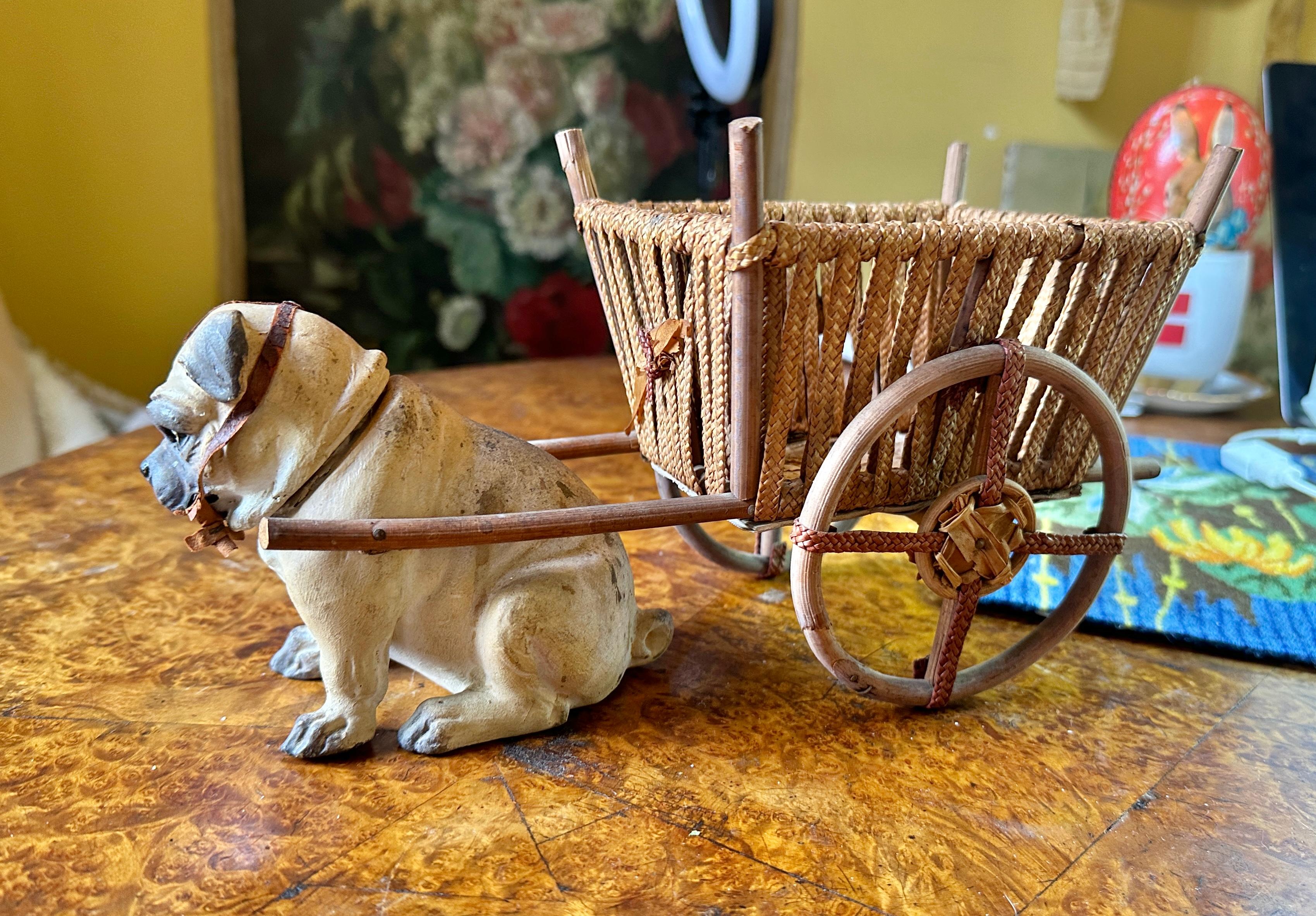DIES IST EINE SEHR SELTENE FRÜHE DEUTSCHE BONBONDOSE MIT EINEM MOPS- ODER BULLDOGGENWELPEN, DER EINEN WUNDERSCHÖNEN HOLZWAGEN ZIEHT. MIT GLASAUGEN - SO BEZAUBERND!  DIES IST EIN ORIGINALER ANTIKER SÜSSIGKEITENBEHÄLTER AUS DER ZEIT UM 1880-1910!  ES