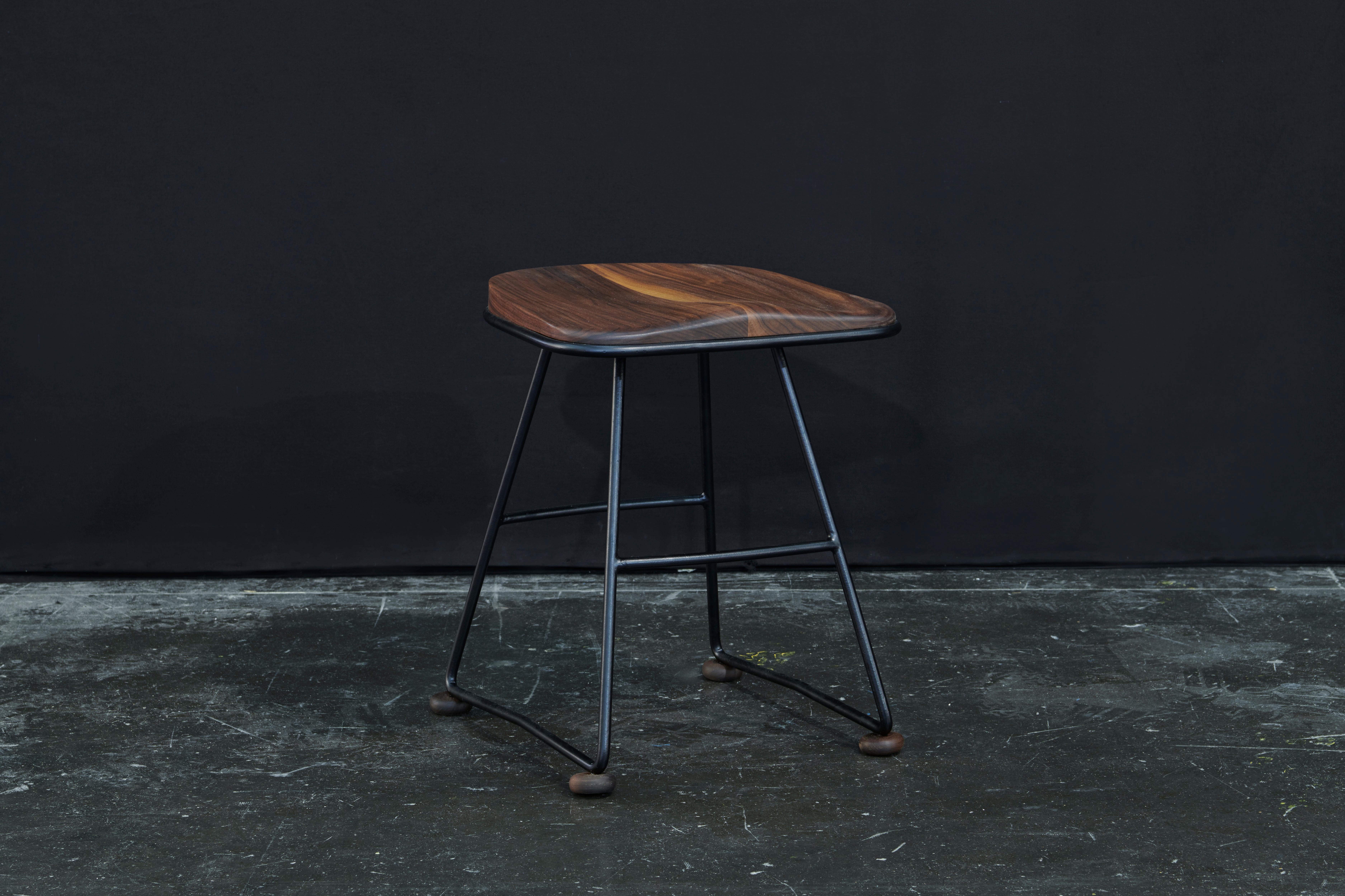 Taburete auxiliar Pug, asiento de madera maciza de nogal con estructura de acero curvada a mano en venta 4